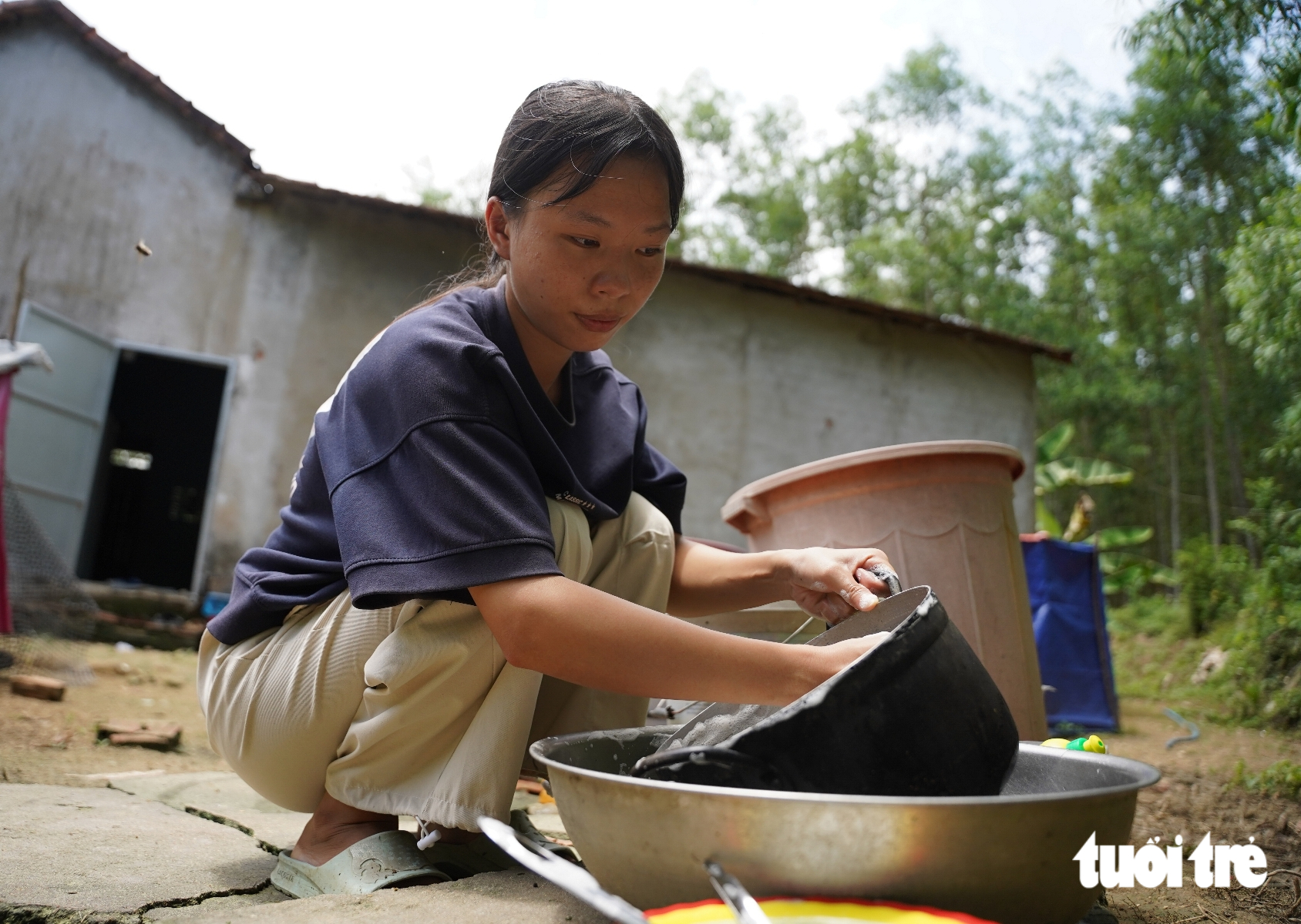 Ngày nào cũng tìm mẹ trong mưa gió, ở miếu hoang, nữ sinh đậu đại học cả xóm Trà Bồng che chở - Ảnh 8.