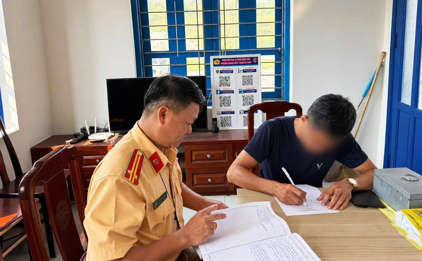 Phạt 900.000 đồng tài xế ô tô kéo lê khung sắt, tấm tôn trên đường Quảng Ninh — ảnh 2