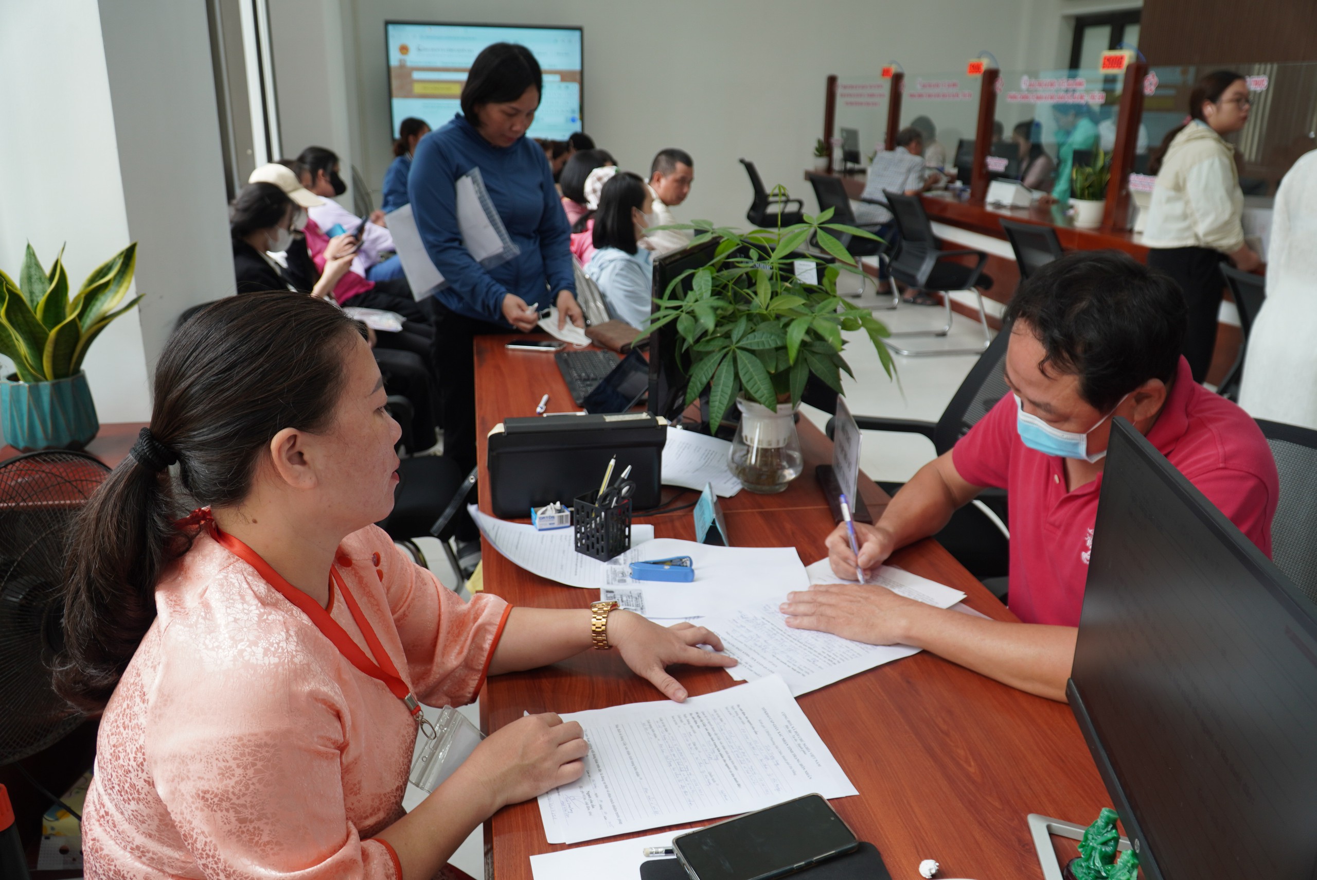 Thường trực Ban Bí thư Trần Cẩm Tú: Công chức cơ sở làm ngày làm đêm, lương 7-10 triệu đồng chưa đáp ứng - Ảnh 4.