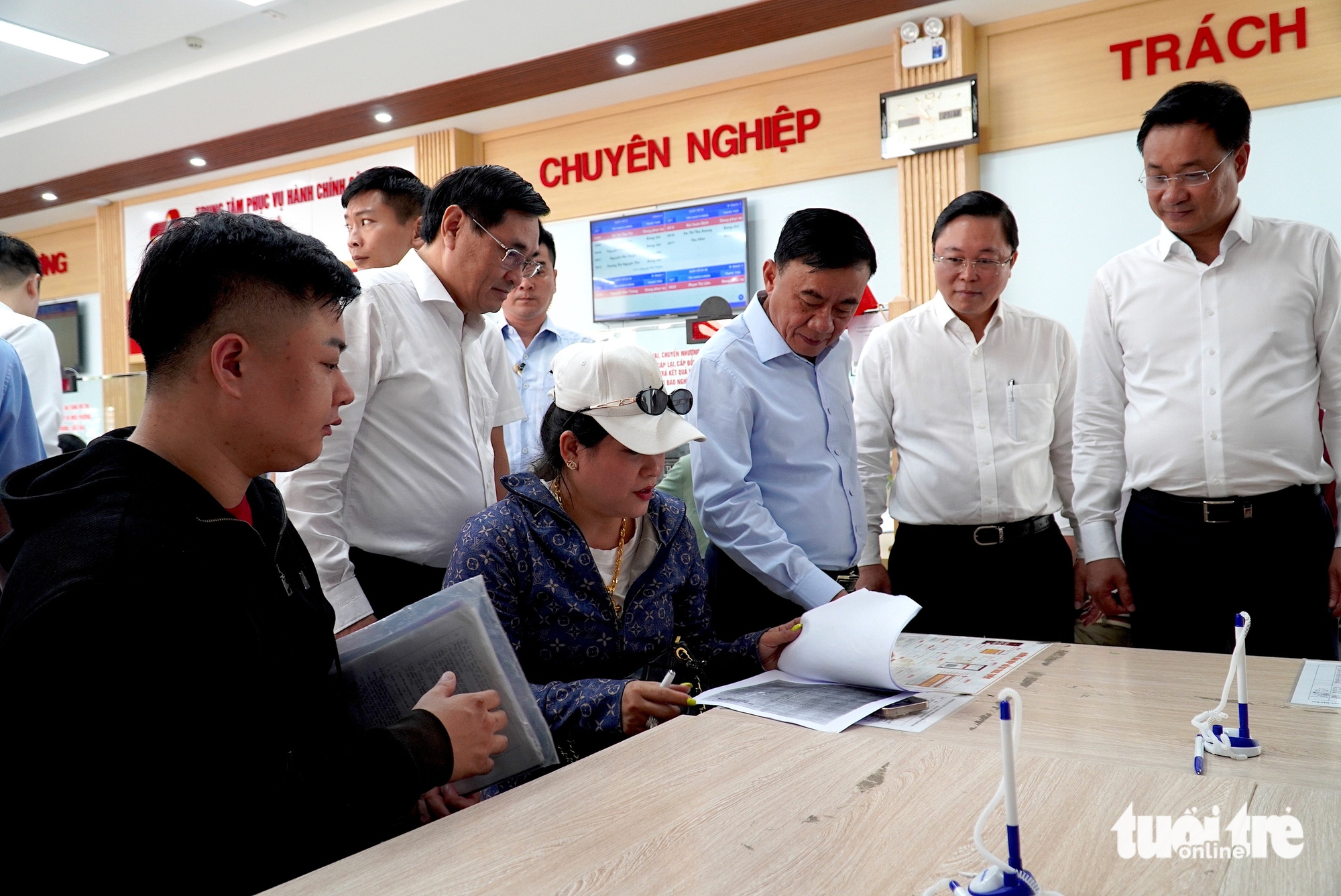 Thường trực Ban Bí thư Trần Cẩm Tú: Công chức cơ sở làm ngày làm đêm, lương 7-10 triệu đồng chưa đáp ứng - Ảnh 3.