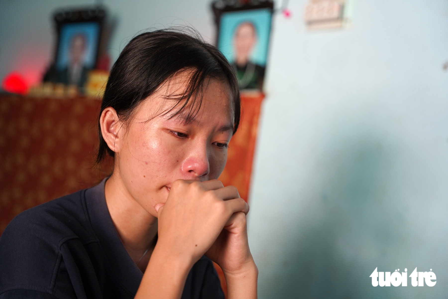 Ngày nào cũng tìm mẹ trong mưa gió, ở miếu hoang, nữ sinh đậu đại học cả xóm Trà Bồng che chở - Ảnh 1.