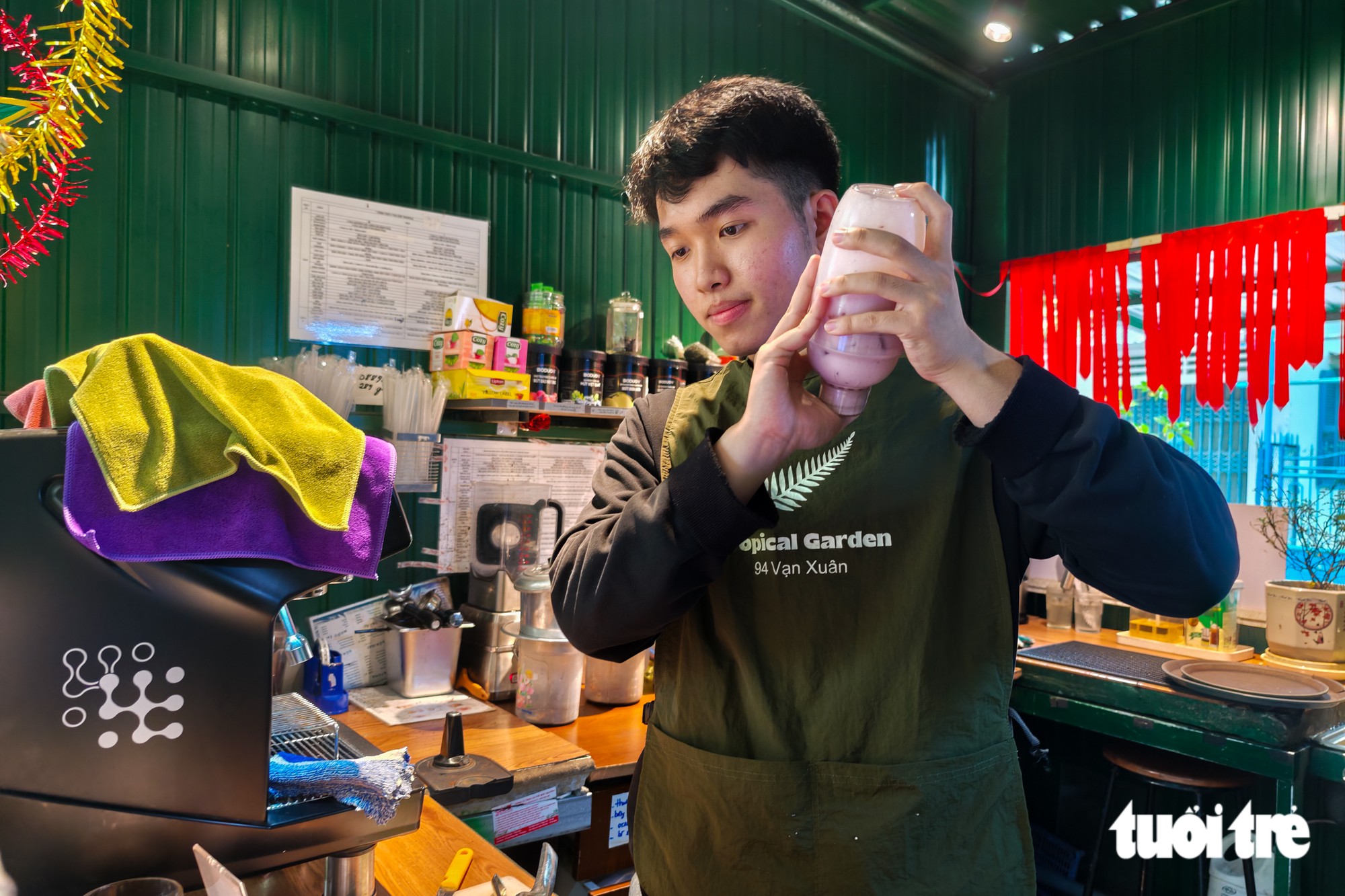Nam sinh không có cha đạt 27 , 17 điểm: Tiếp sức đến trường từ quán cà phê - Ảnh 1.