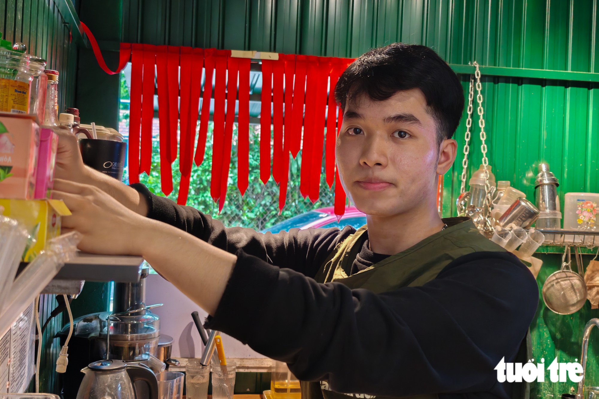 Nam sinh không có cha đạt 27 , 17 điểm: Tiếp sức đến trường từ quán cà phê - Ảnh 6.