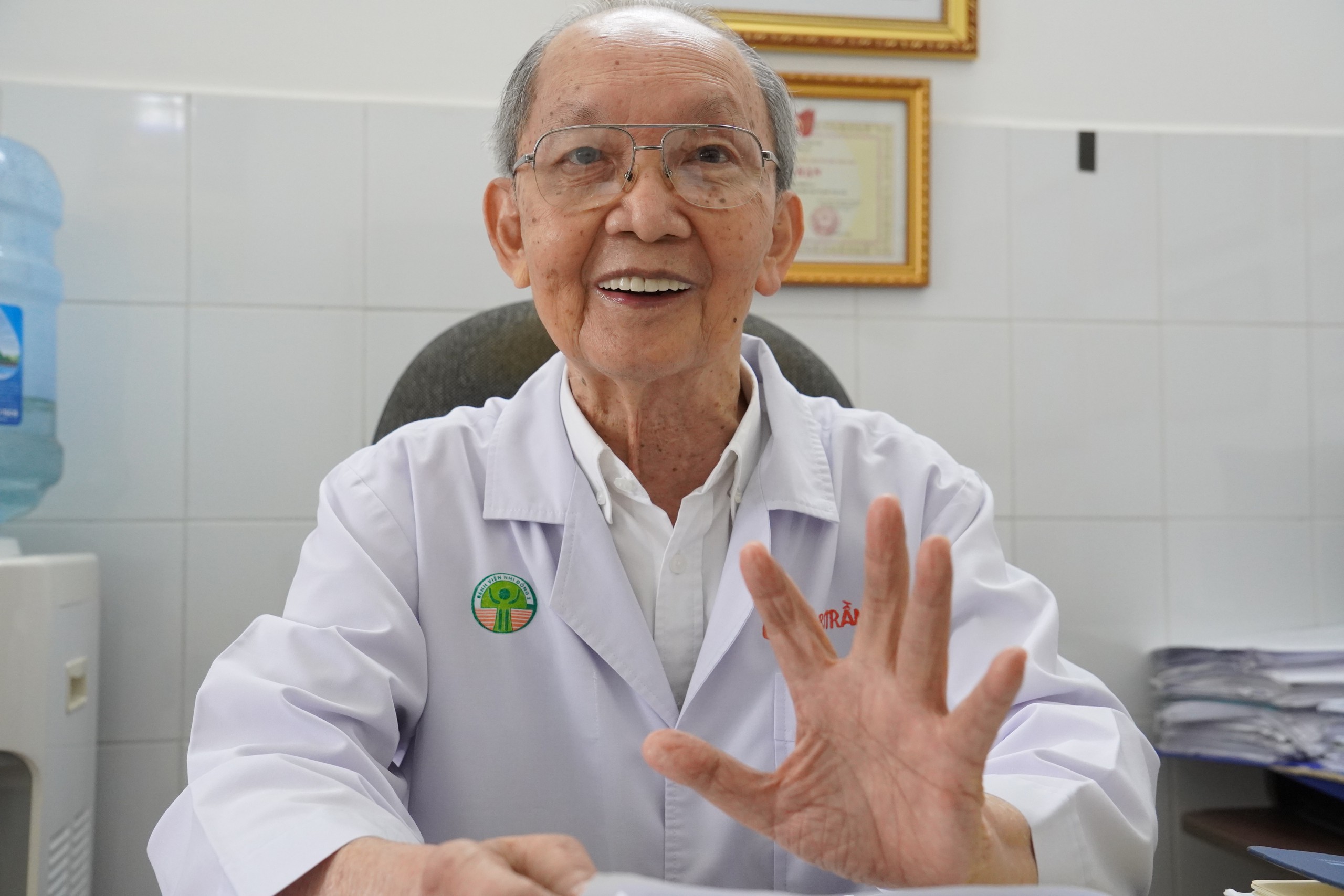 85 tuổi, Giáo sư Trần Đông A vẫn miệt mài cống hiến ngành y: ‘Còn sức khỏe, tôi còn làm’ - Ảnh 4.