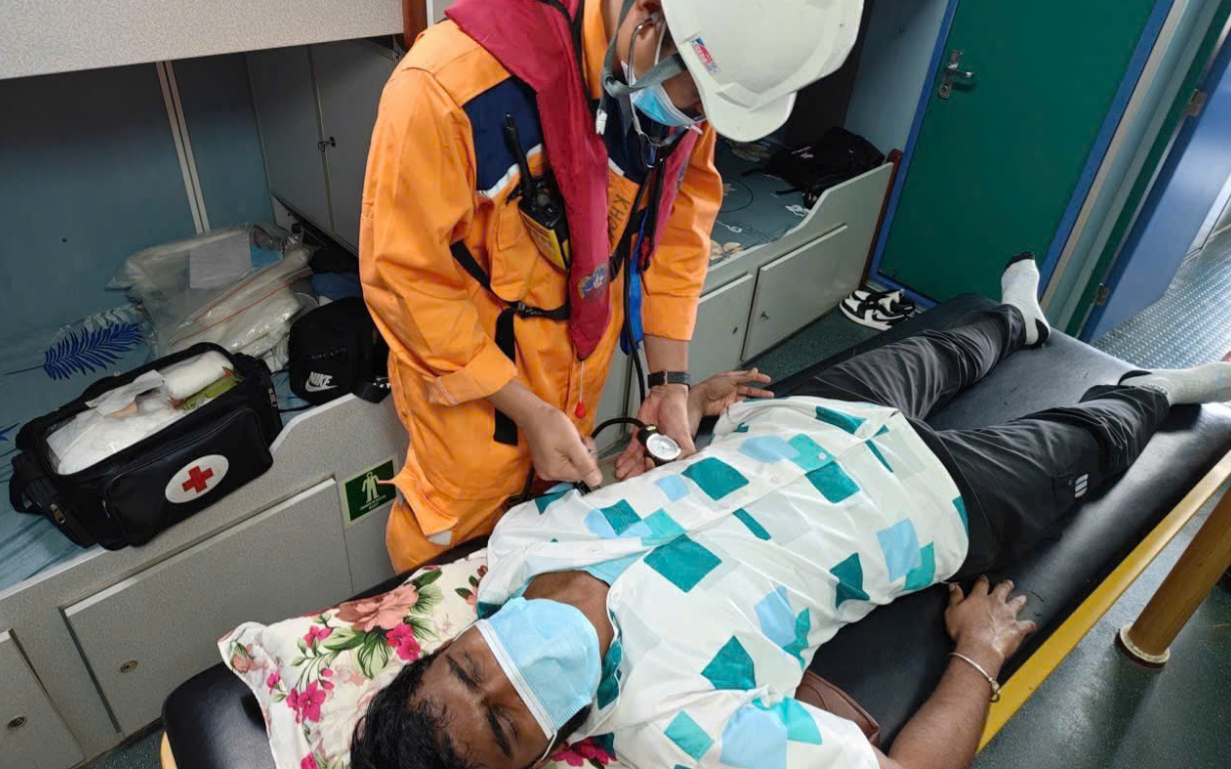 Vietnam rescues foreign sailor at risk of heart attack at sea - Ảnh 3.