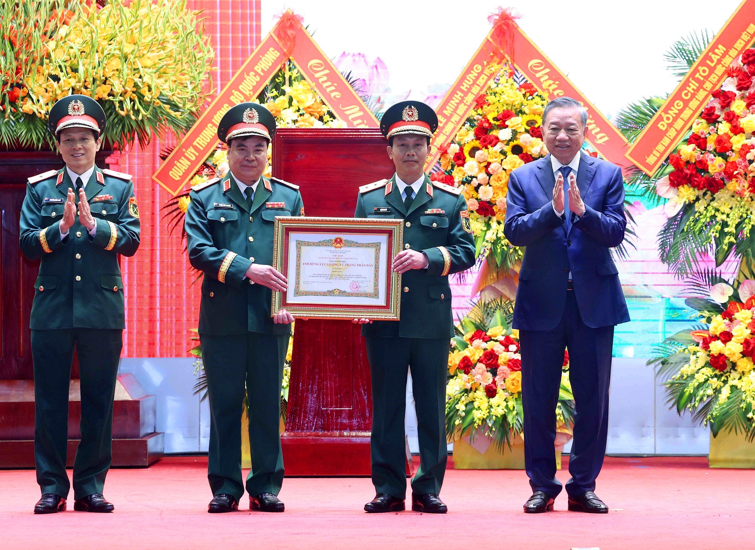 Tổng Bí thư, Chủ tịch nước Tô Lâm trao danh hiệu Anh hùng Lực lượng vũ trang cho Quân khu 2 - Ảnh 2.