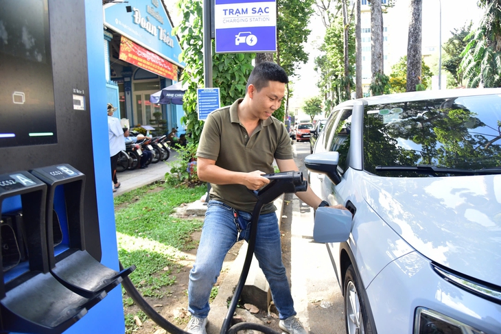 Sẽ miễn giấy phép công trình tạm, trạm sạc: 'Cú hích' hạ tầng và giao thông xanh ở TP.HCM - Ảnh 1.