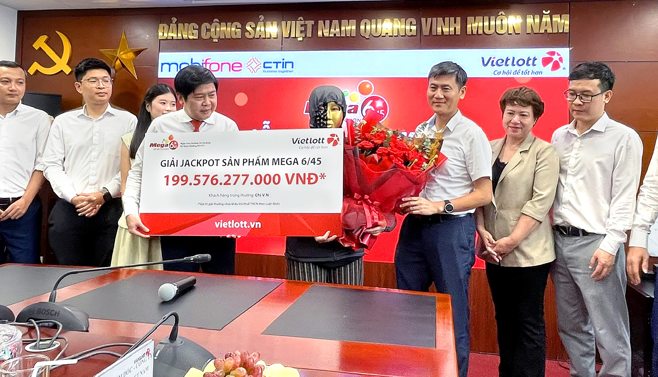 Một khách hàng trúng Vietlott gần 200 tỉ đồng - Ảnh 1.