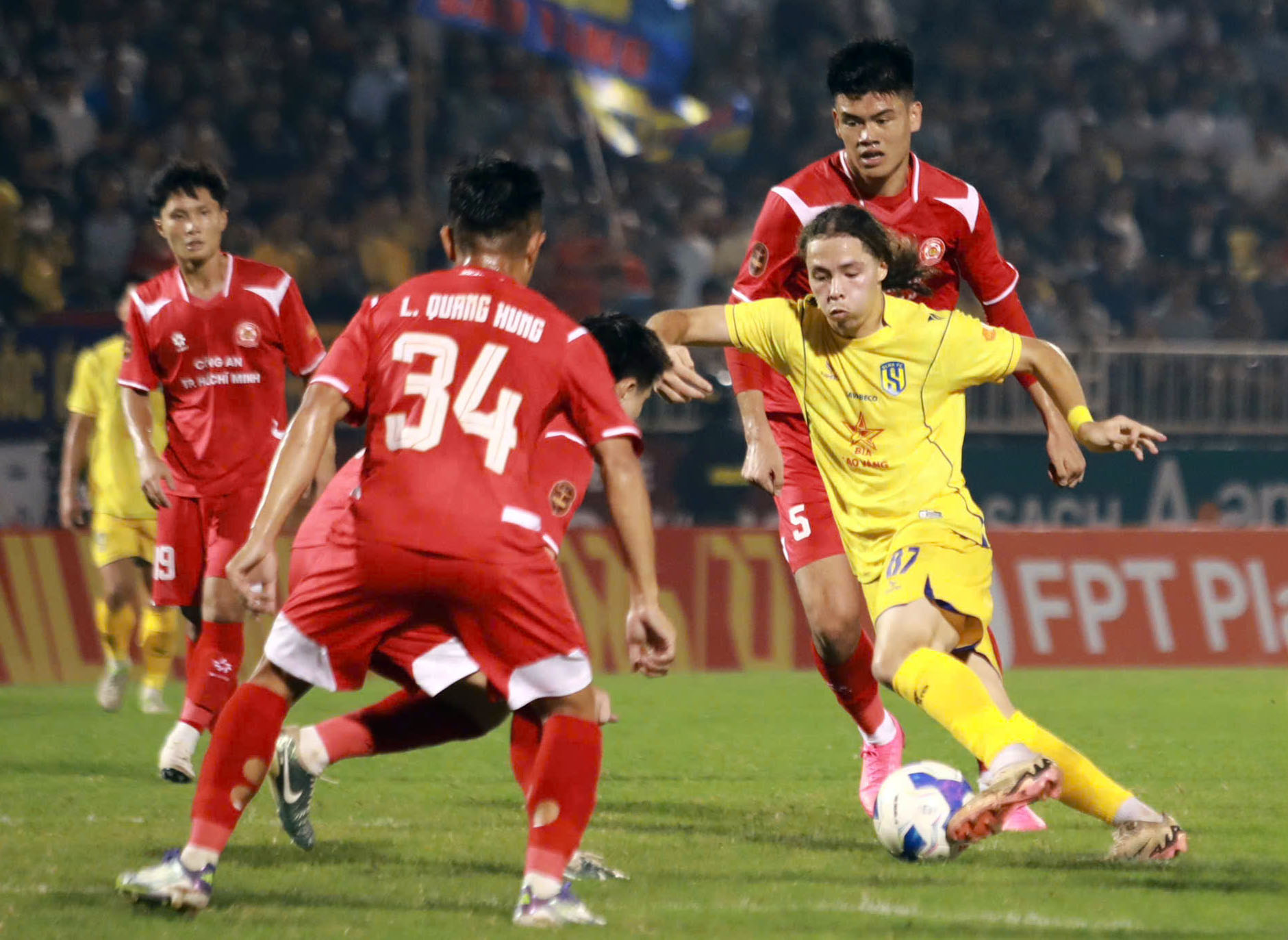 Abdel-Amine Trần Đức Vinh (Sông Lam Nghệ An) đi bóng trong trận gặp Công An TP.HCM - Ảnh: VPF