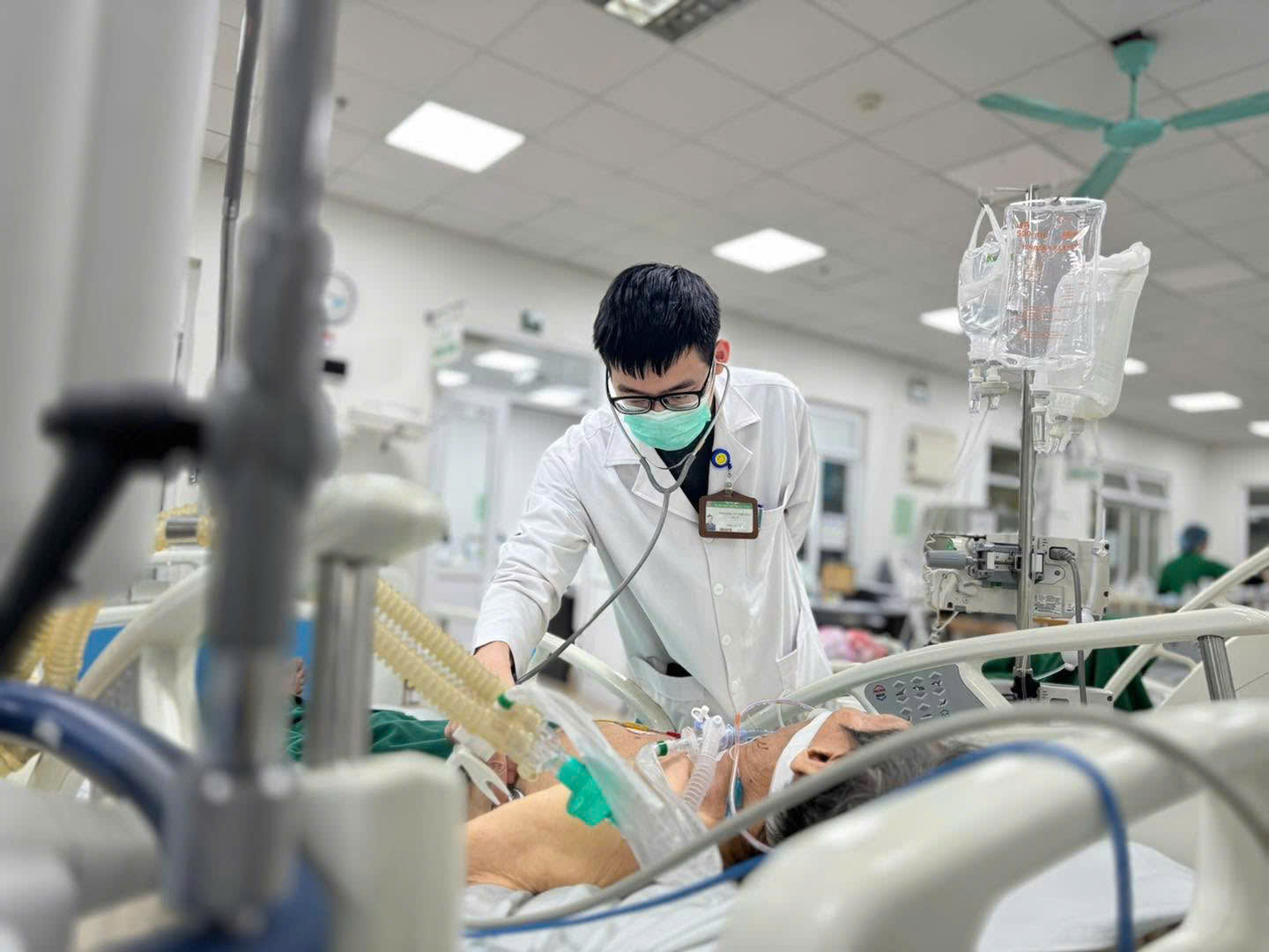 Cúm A gây co giật ở trẻ, suy hô hấp ở người lớn - Ảnh 1.