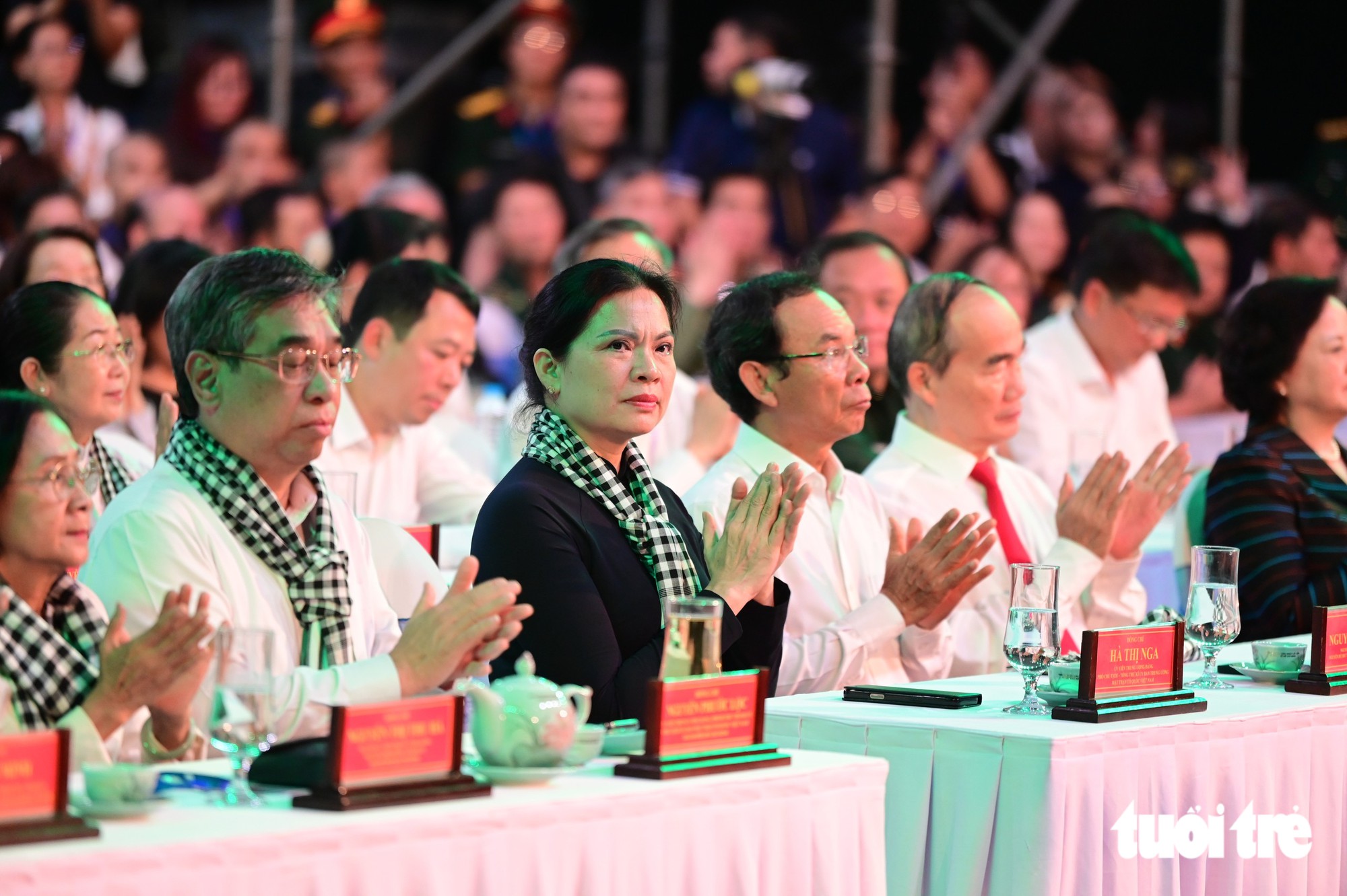 ‘Khúc tri ân’ trước giờ đưa các anh hùng liệt sĩ về nghĩa trang thành phố - Ảnh 1.