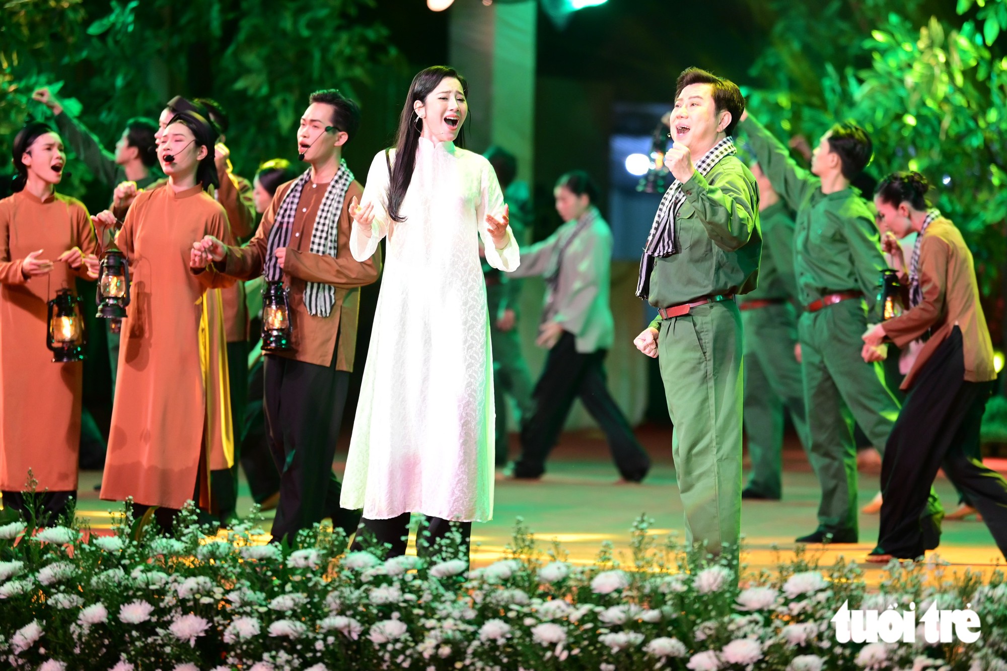‘Khúc tri ân’ trước giờ đưa các anh hùng liệt sĩ về nghĩa trang thành phố - Ảnh 3.