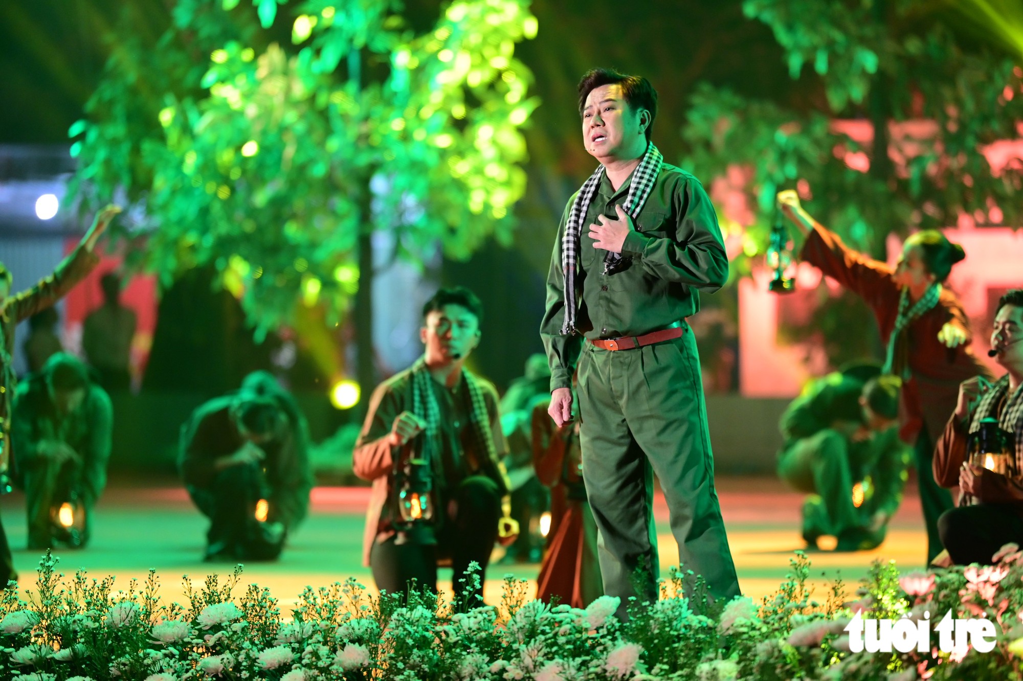 ‘Khúc tri ân’ trước giờ đưa các anh hùng liệt sĩ về nghĩa trang thành phố - Ảnh 4.