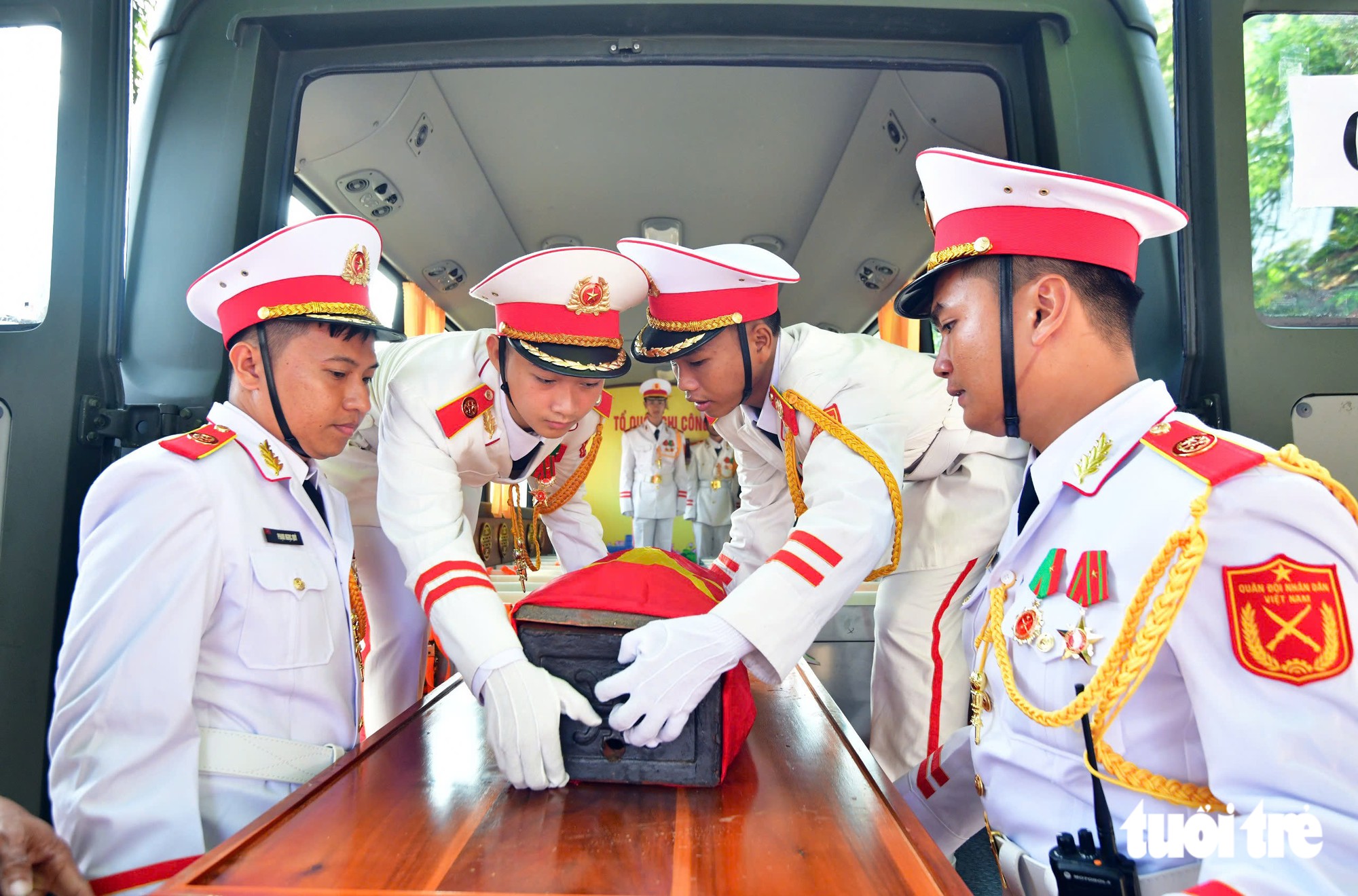 Today, 731 heroic martyrs are being moved from Le Thi Rieng Park to ...