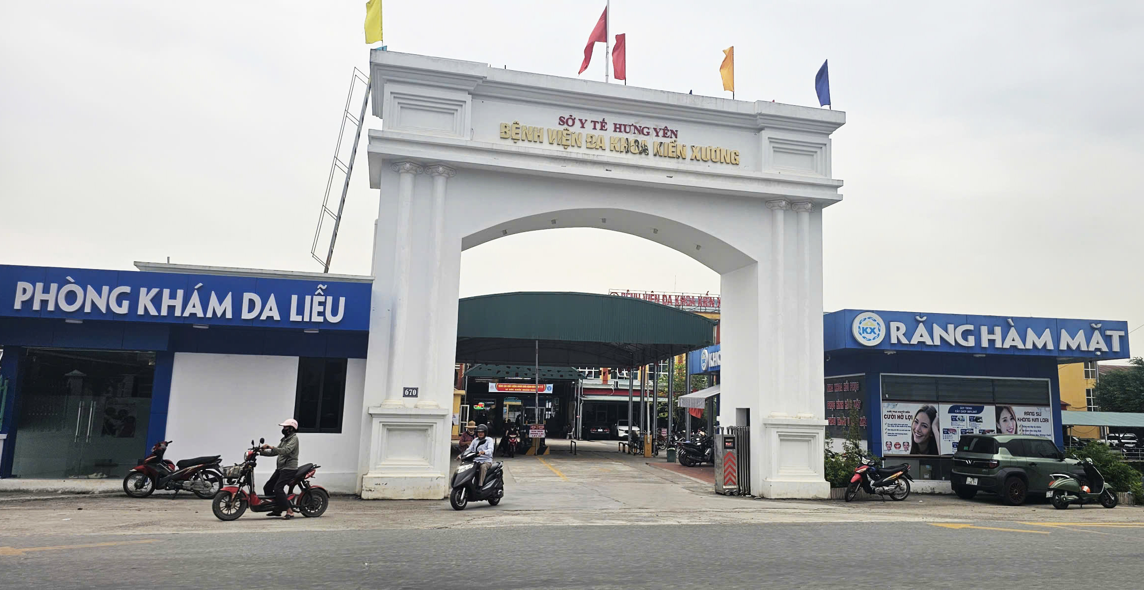 Bệnh nhân mù mắt phải sau mổ Phaco, bệnh viện và gia đình bất đồng về nguyên nhân - Ảnh 1.