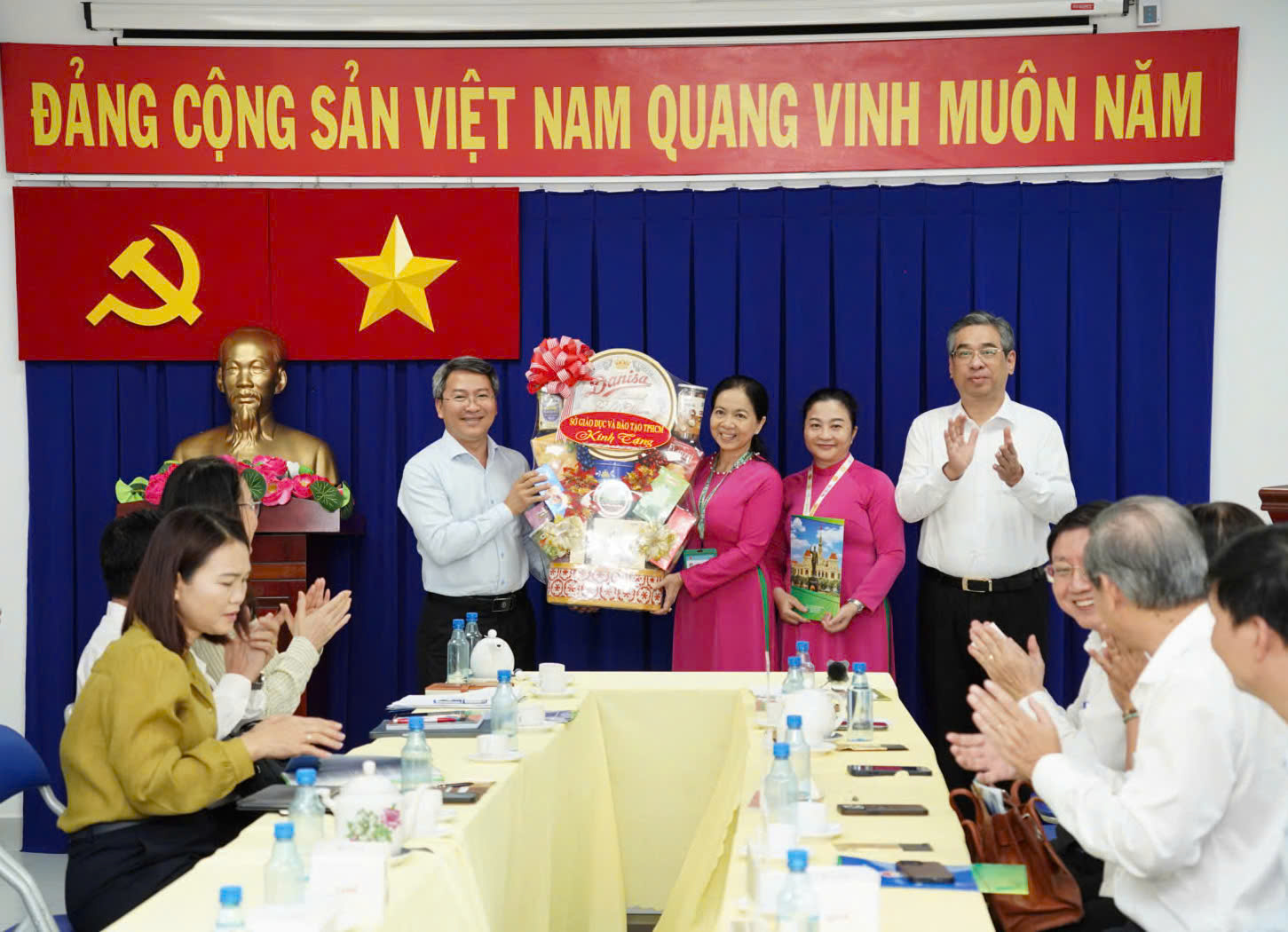 Phó bí thư Thành ủy TP.HCM Nguyễn Phước Lộc: không để trẻ em nào bị bỏ lại phía sau trong giáo dục - Ảnh 4.
