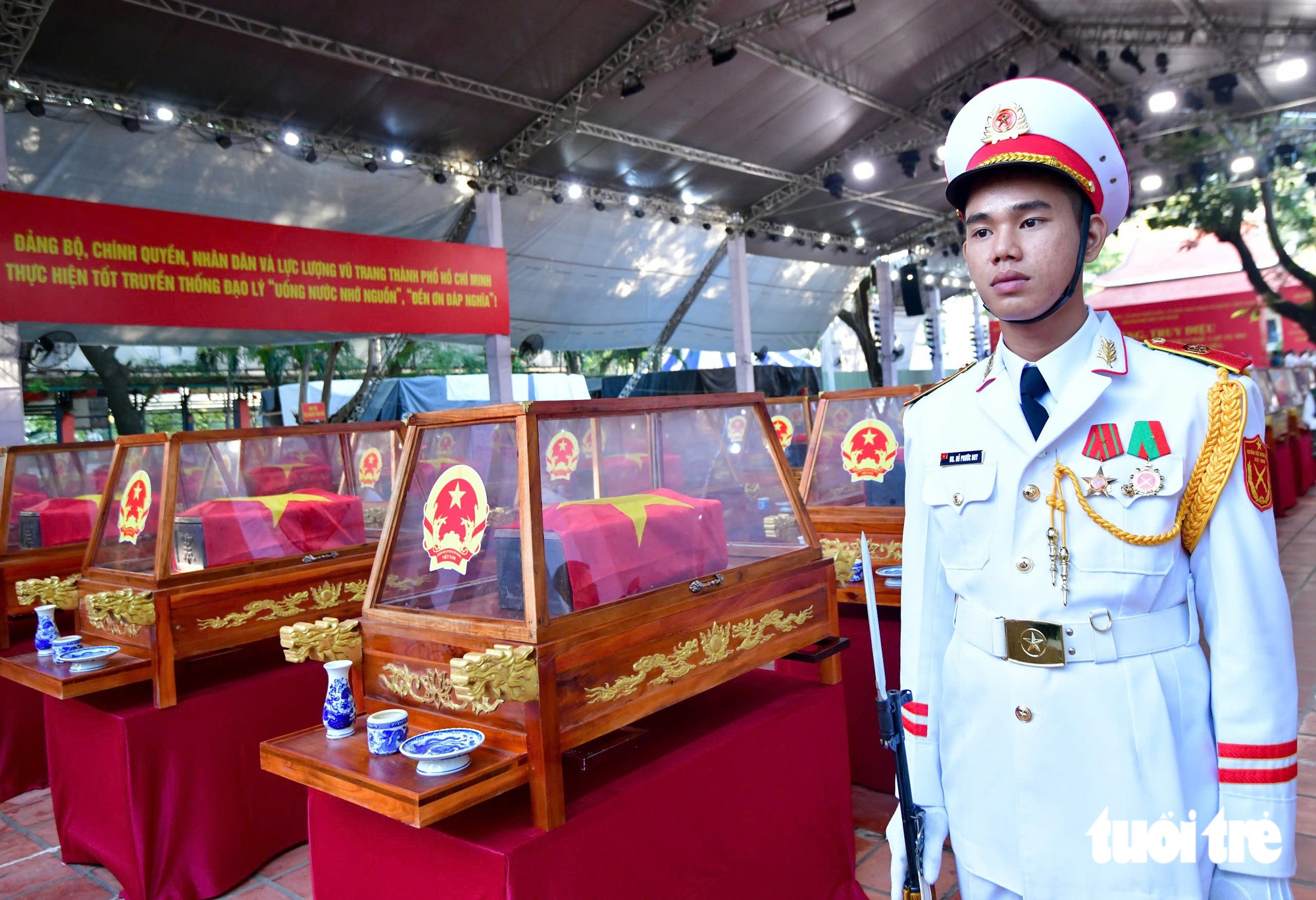 Bắt đầu Lễ tiễn đưa các Anh hùng liệt sĩ từ công viên Lê Thị Riêng về yên nghỉ tại Nghĩa trang liệt sĩ TP.HCM - Ảnh 26.