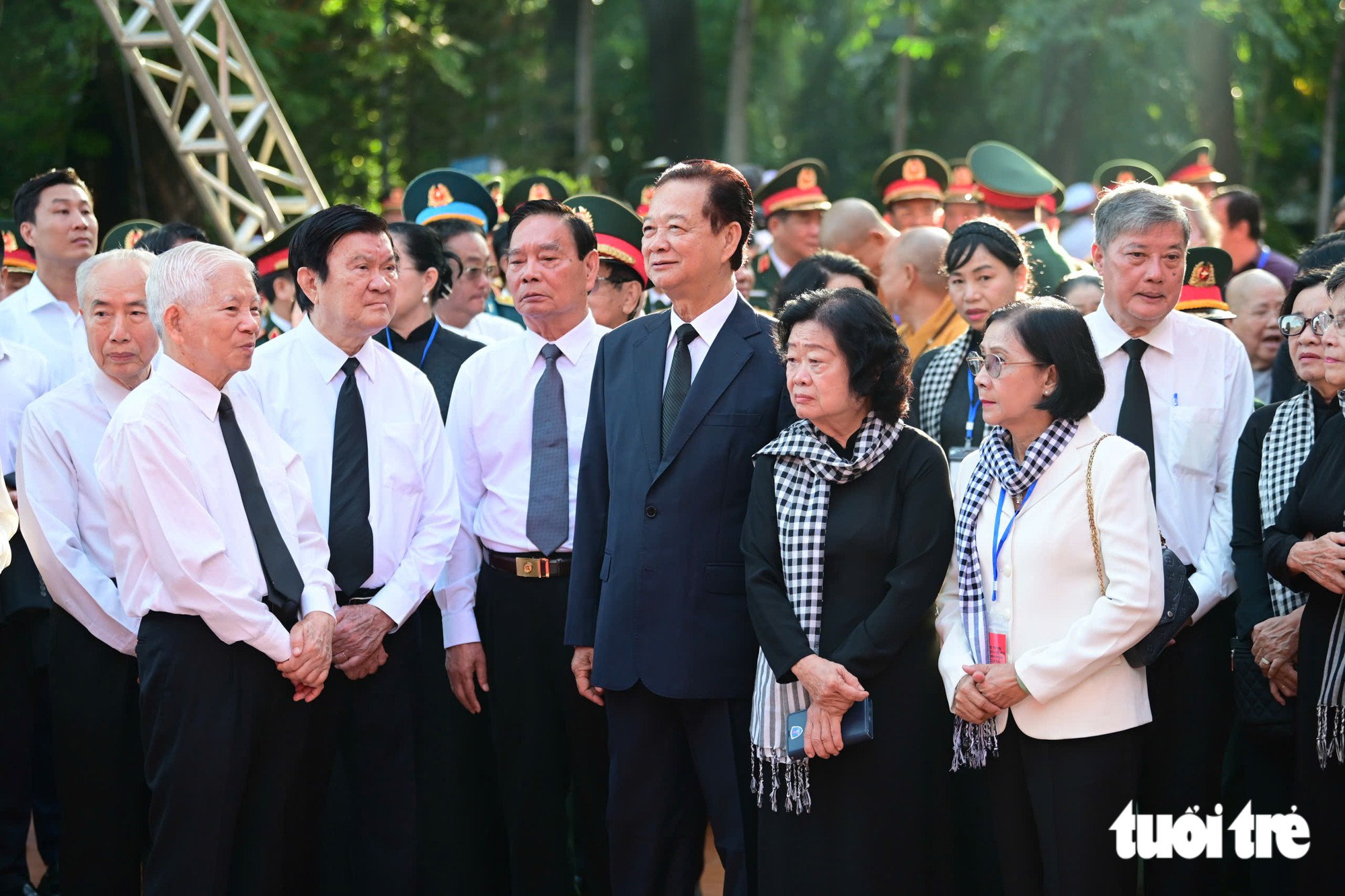 Bắt đầu Lễ tiễn đưa các Anh hùng liệt sĩ từ công viên Lê Thị Riêng về yên nghỉ tại Nghĩa trang liệt sĩ TP.HCM - Ảnh 12.
