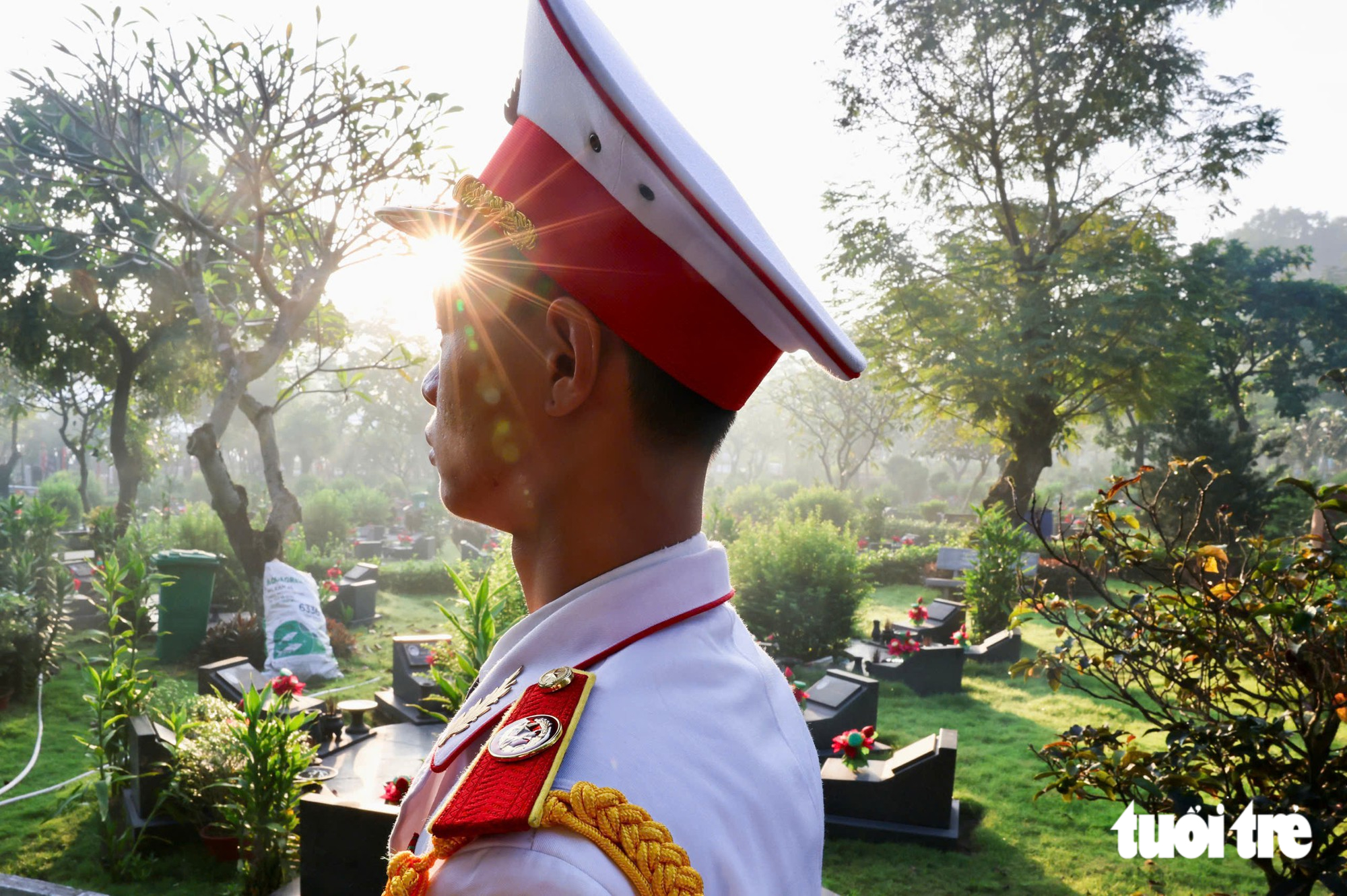 Bắt đầu Lễ tiễn đưa các Anh hùng liệt sĩ từ công viên Lê Thị Riêng về yên nghỉ tại Nghĩa trang liệt sĩ TP.HCM - Ảnh 15.