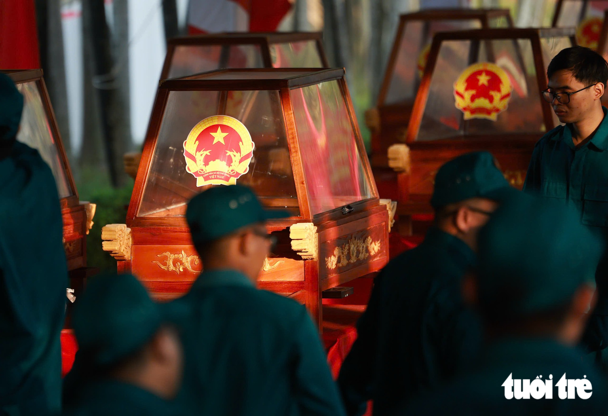 Bắt đầu Lễ tiễn đưa các Anh hùng liệt sĩ từ công viên Lê Thị Riêng về yên nghỉ tại Nghĩa trang liệt sĩ TP.HCM - Ảnh 16.
