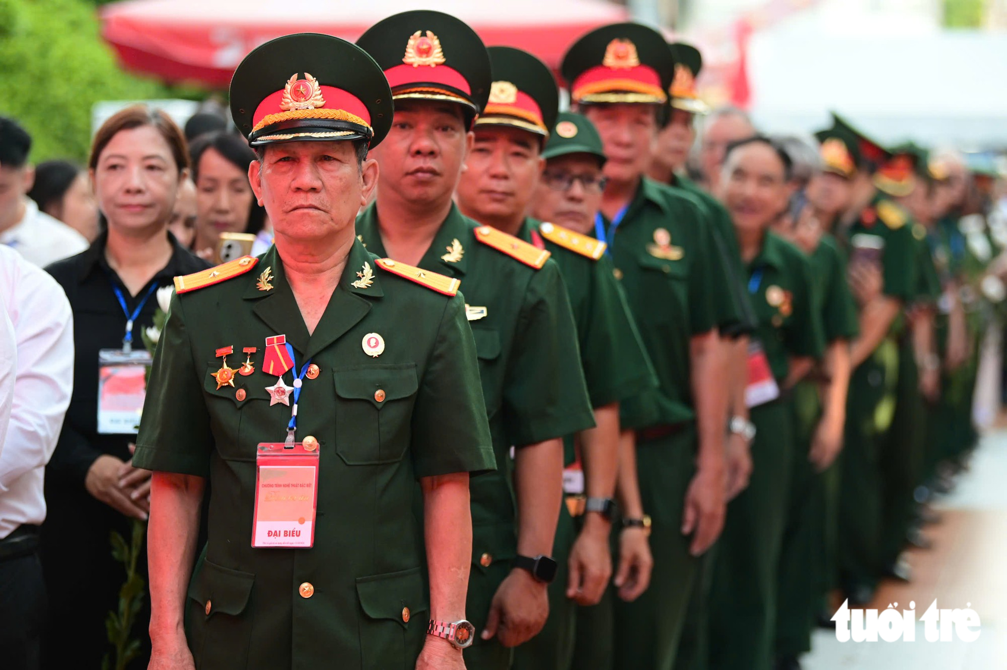 Bắt đầu Lễ tiễn đưa các Anh hùng liệt sĩ từ công viên Lê Thị Riêng về yên nghỉ tại Nghĩa trang liệt sĩ TP.HCM - Ảnh 24.