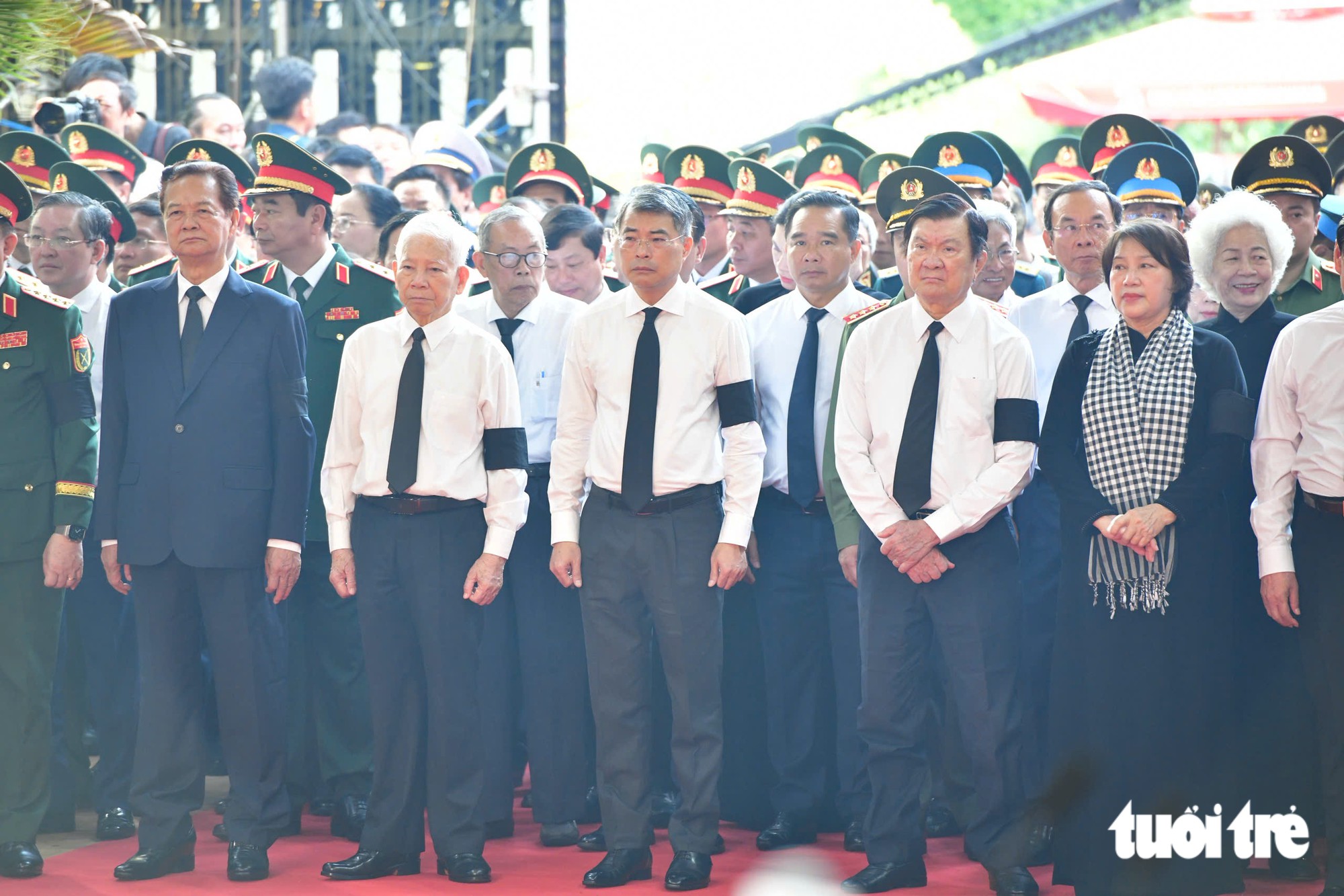 Bắt đầu Lễ tiễn đưa các Anh hùng liệt sĩ từ công viên Lê Thị Riêng về yên nghỉ tại Nghĩa trang liệt sĩ TP.HCM - Ảnh 3.