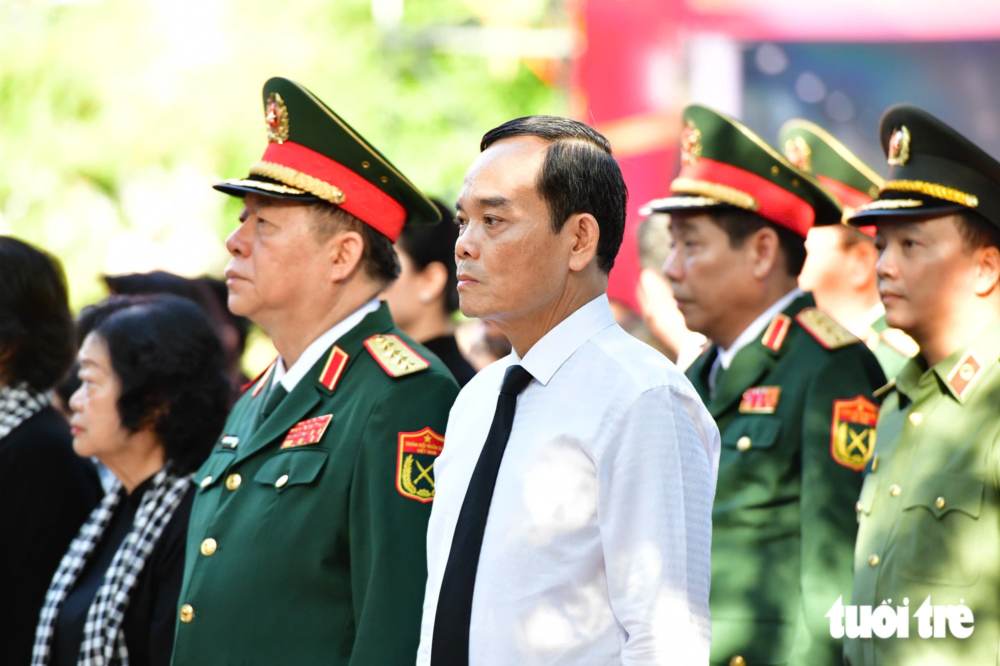 Bắt đầu Lễ tiễn đưa các Anh hùng liệt sĩ từ công viên Lê Thị Riêng về yên nghỉ tại Nghĩa trang liệt sĩ TP.HCM - Ảnh 9.