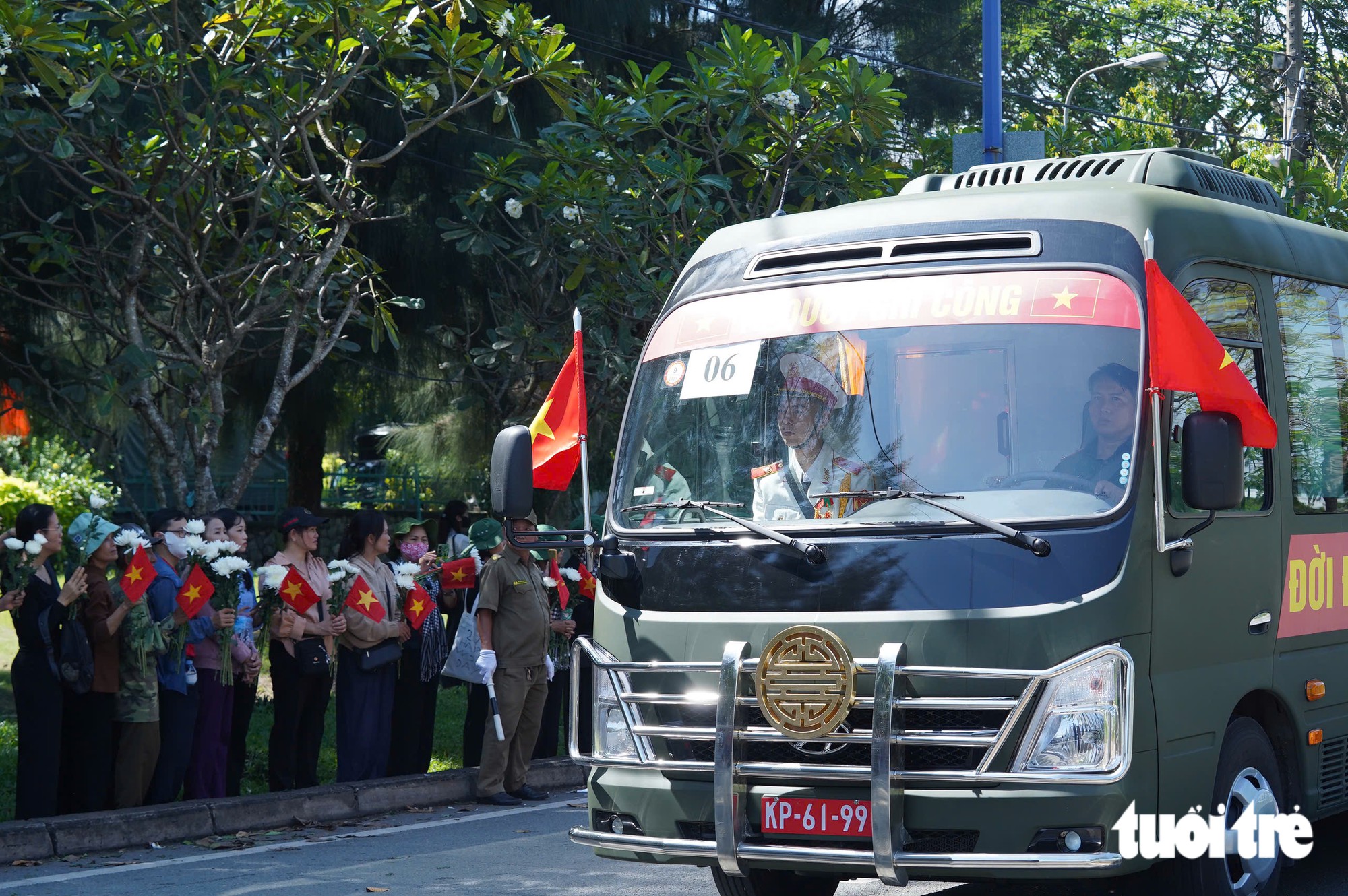Các anh trở về giữa lòng nhân dân, ấm vô cùng vòng tay mẹ Việt Nam - Ảnh 28.