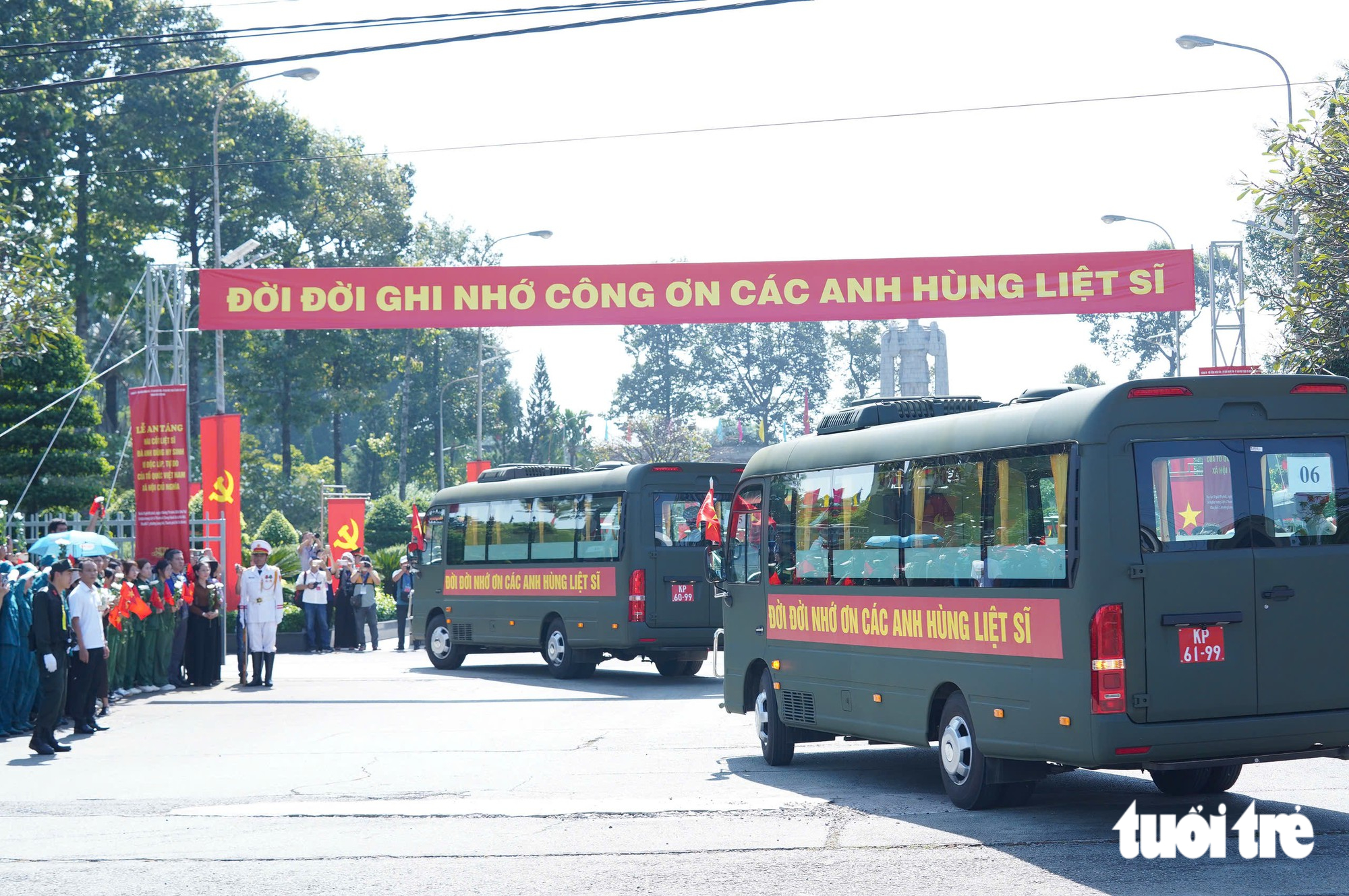 Các anh trở về giữa lòng nhân dân, ấm vô cùng vòng tay mẹ Việt Nam - Ảnh 20.