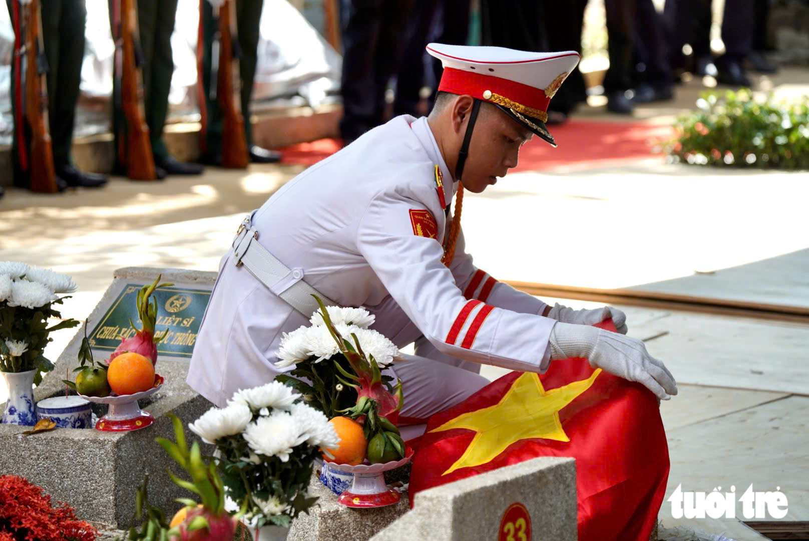 Các anh trở về giữa lòng nhân dân, ấm vô cùng vòng tay mẹ Việt Nam - Ảnh 18.