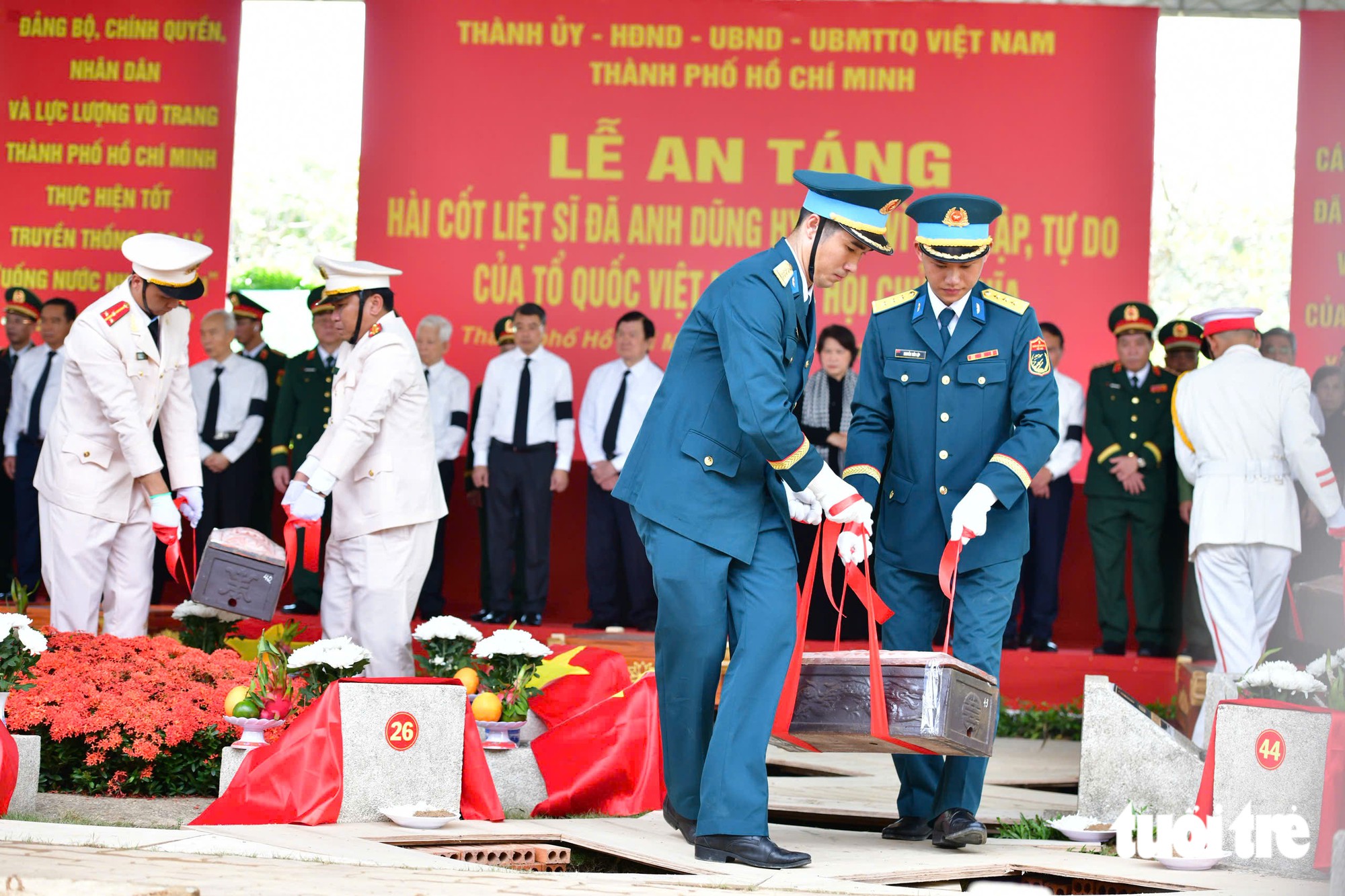 Các anh trở về giữa lòng nhân dân, ấm vô cùng vòng tay mẹ Việt Nam - Ảnh 2.