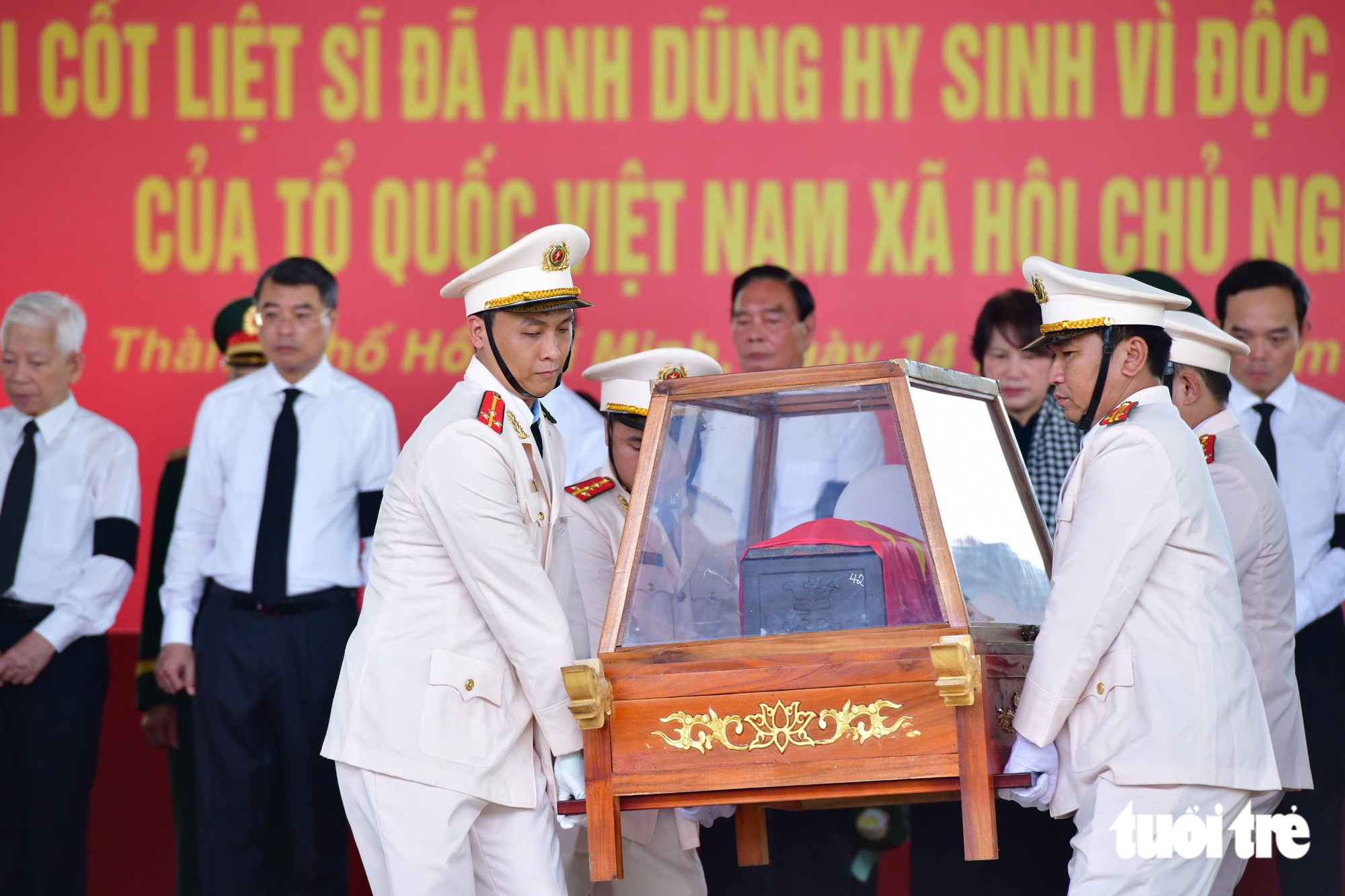 Các anh trở về giữa lòng nhân dân, ấm vô cùng vòng tay mẹ Việt Nam - Ảnh 3.
