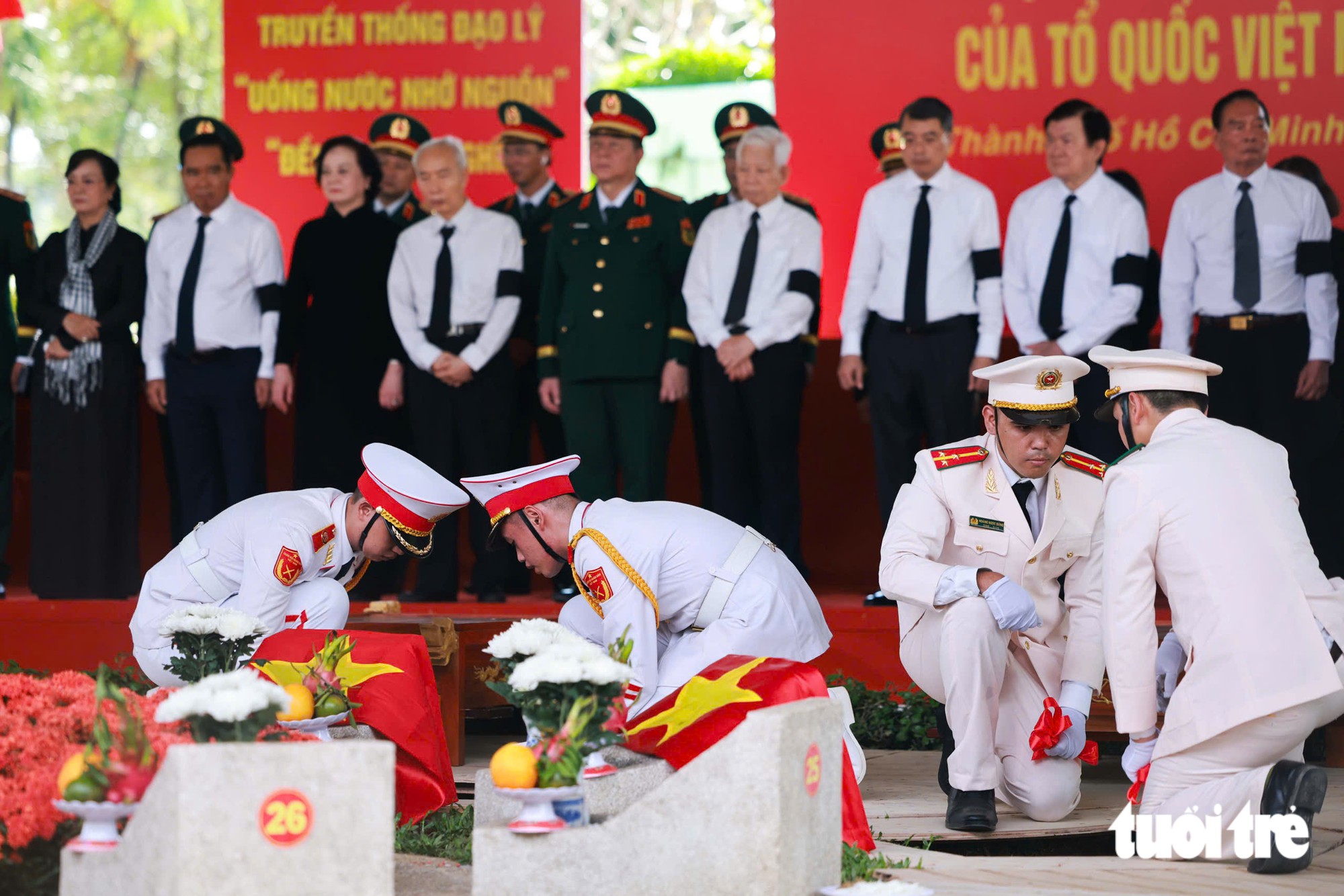 Các anh trở về giữa lòng nhân dân, ấm vô cùng vòng tay mẹ Việt Nam - Ảnh 10.