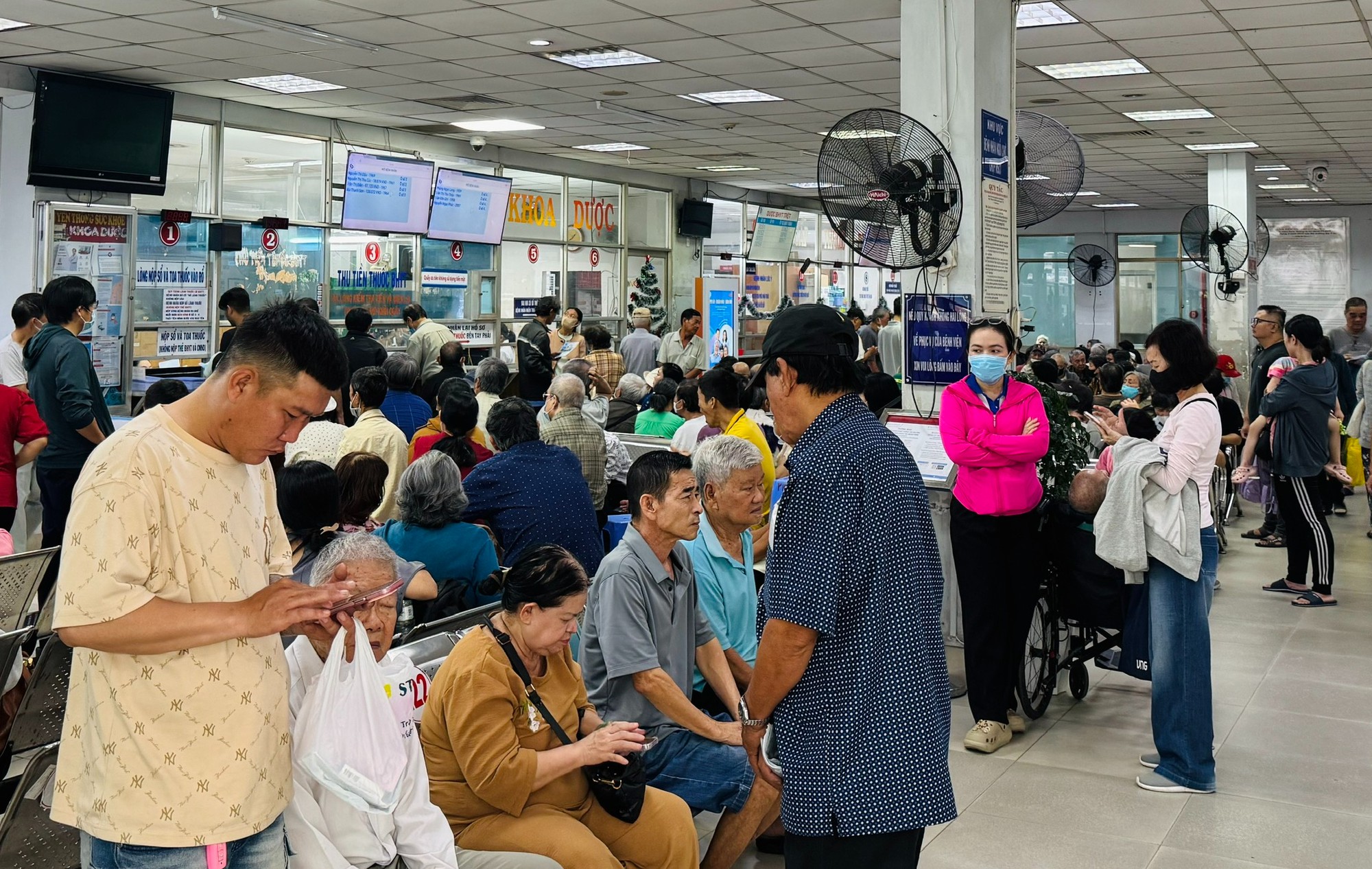 TP.HCM ghi nhận hơn 34.000 ca viêm hô hấp cấp trong 1 tuần, vi rút cúm gia tăng mạnh - Ảnh 1.