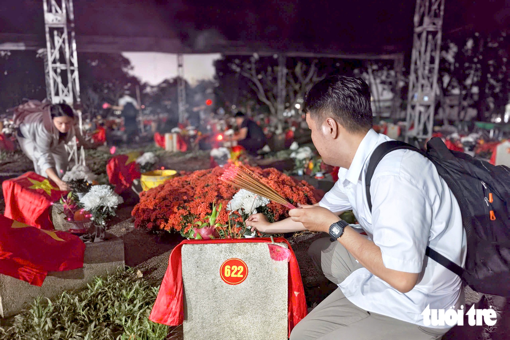 Đêm nay, nhiều người dân đến dâng hương các liệt sĩ công viên Lê Thị Riêng tại Nghĩa trang Liệt sĩ TP.HCM - Ảnh 1.