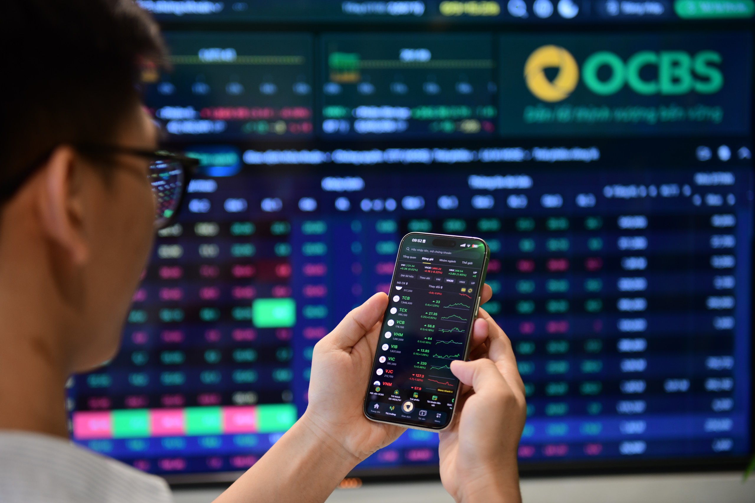 Chứng khoán 15-10: VN-Index thử thách mốc 1.700 điểm, đà giảm có thể tiếp diễn - Ảnh 1.