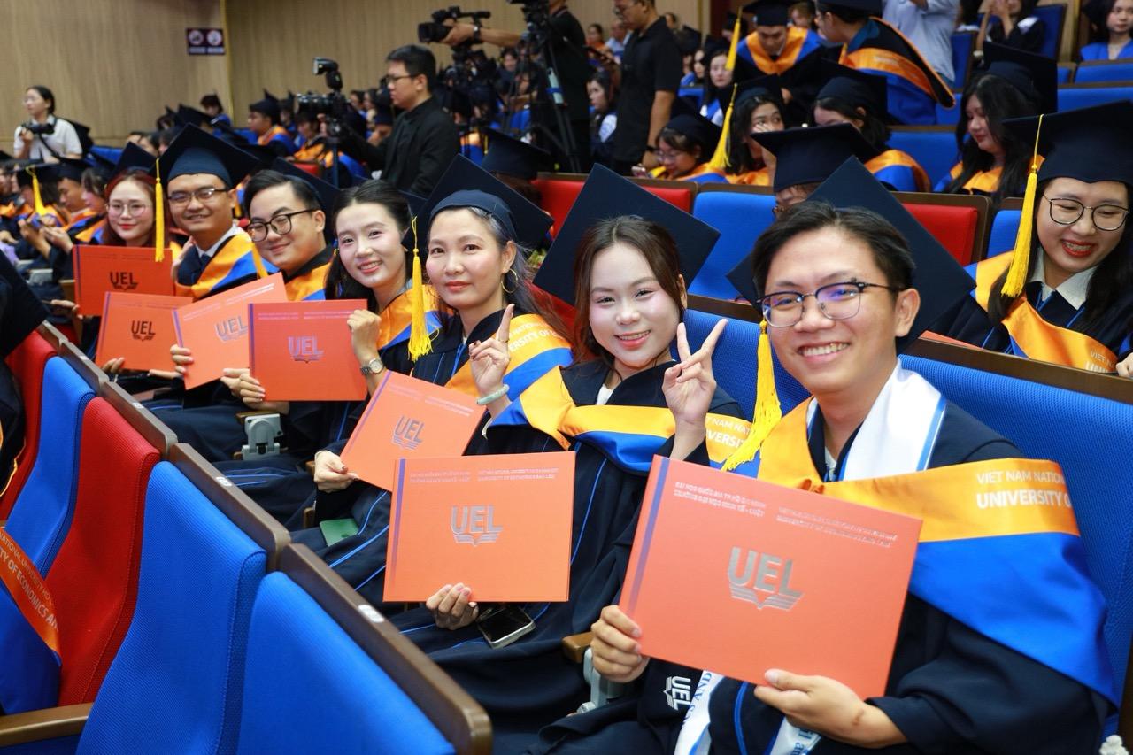 Thủ tướng yêu cầu làm sạch 12 triệu dữ liệu văn bằng, chứng chỉ trên VNeID trước 30-10 - Ảnh 1.