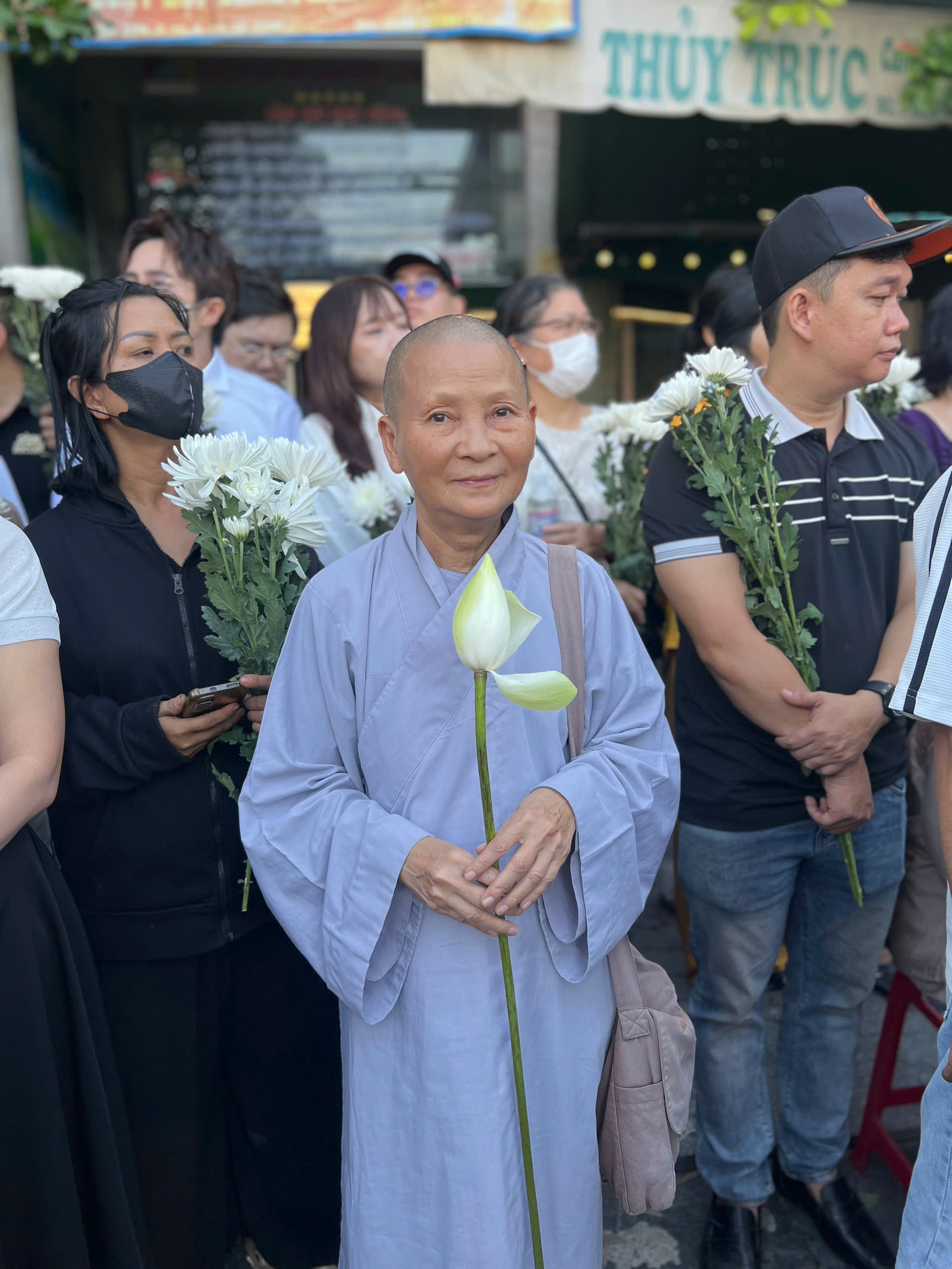 Những đóa hoa gửi tặng linh hồn liệt sĩ - Ảnh 4.