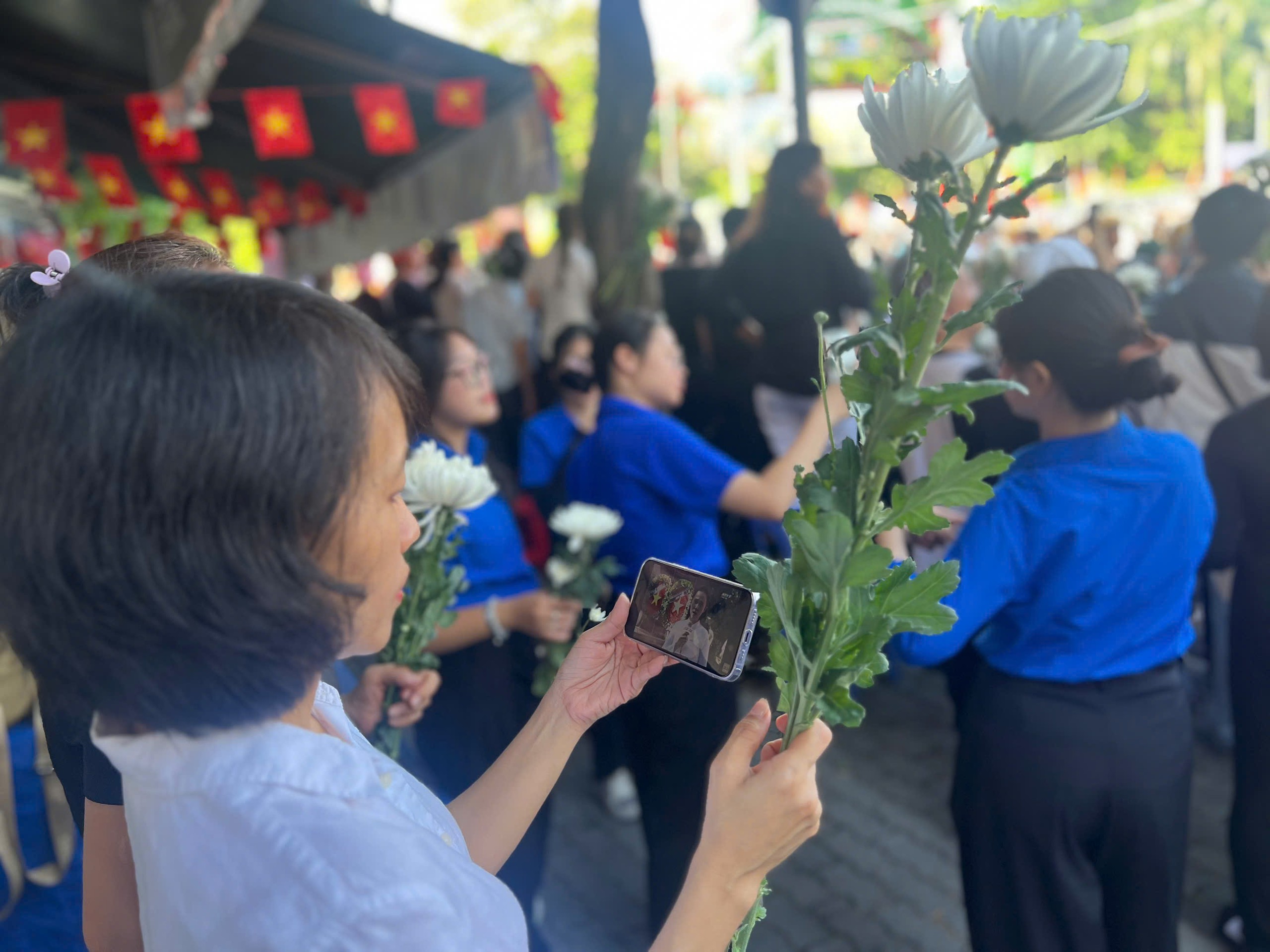 Những đóa hoa gửi tặng linh hồn liệt sĩ - Ảnh 5.