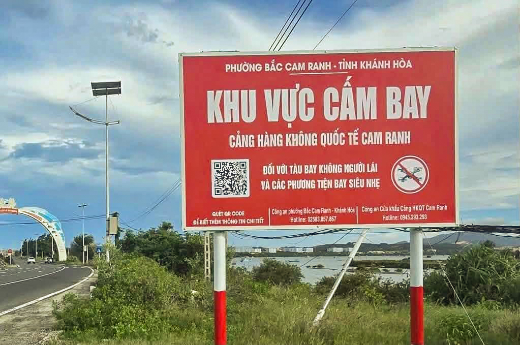 Cấm bay flycam, drone quanh sân bay quốc tế Cam Ranh - Ảnh 1.