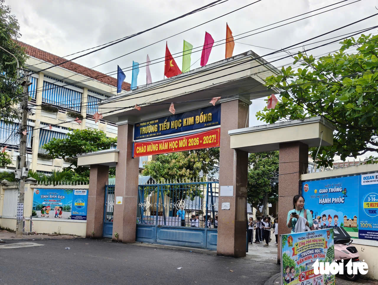 Nhập trường, 2 hiệu trưởng xuống làm giáo viên, lấy hiệu trưởng từ trường khác - Ảnh 1.