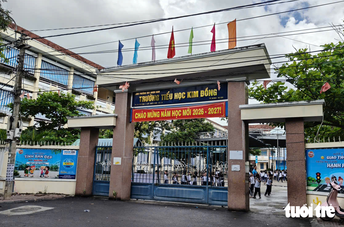 Vụ nhập trường, 2 hiệu trưởng xuống làm giáo viên: Chủ tịch phường nói gì? - Ảnh 1.