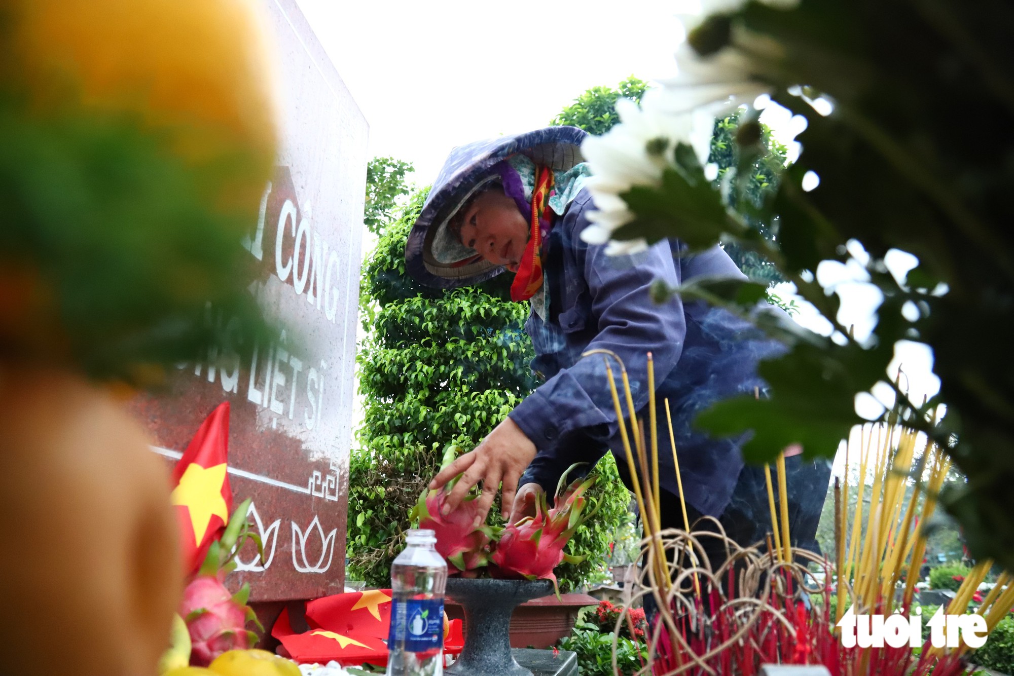 Đêm thứ hai, lòng tri ân vẫn hướng về các liệt sĩ công viên Lê Thị Riêng tại nghĩa trang Liệt sĩ thành phố - Ảnh 1.