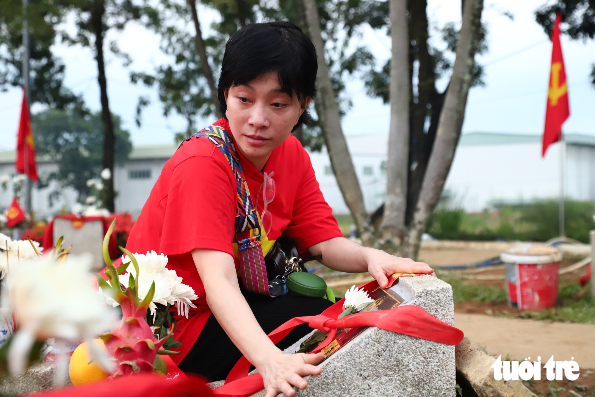 Đêm thứ hai, lòng tri ân vẫn hướng về các liệt sĩ công viên Lê Thị Riêng tại nghĩa trang Liệt sĩ thành phố - Ảnh 2.