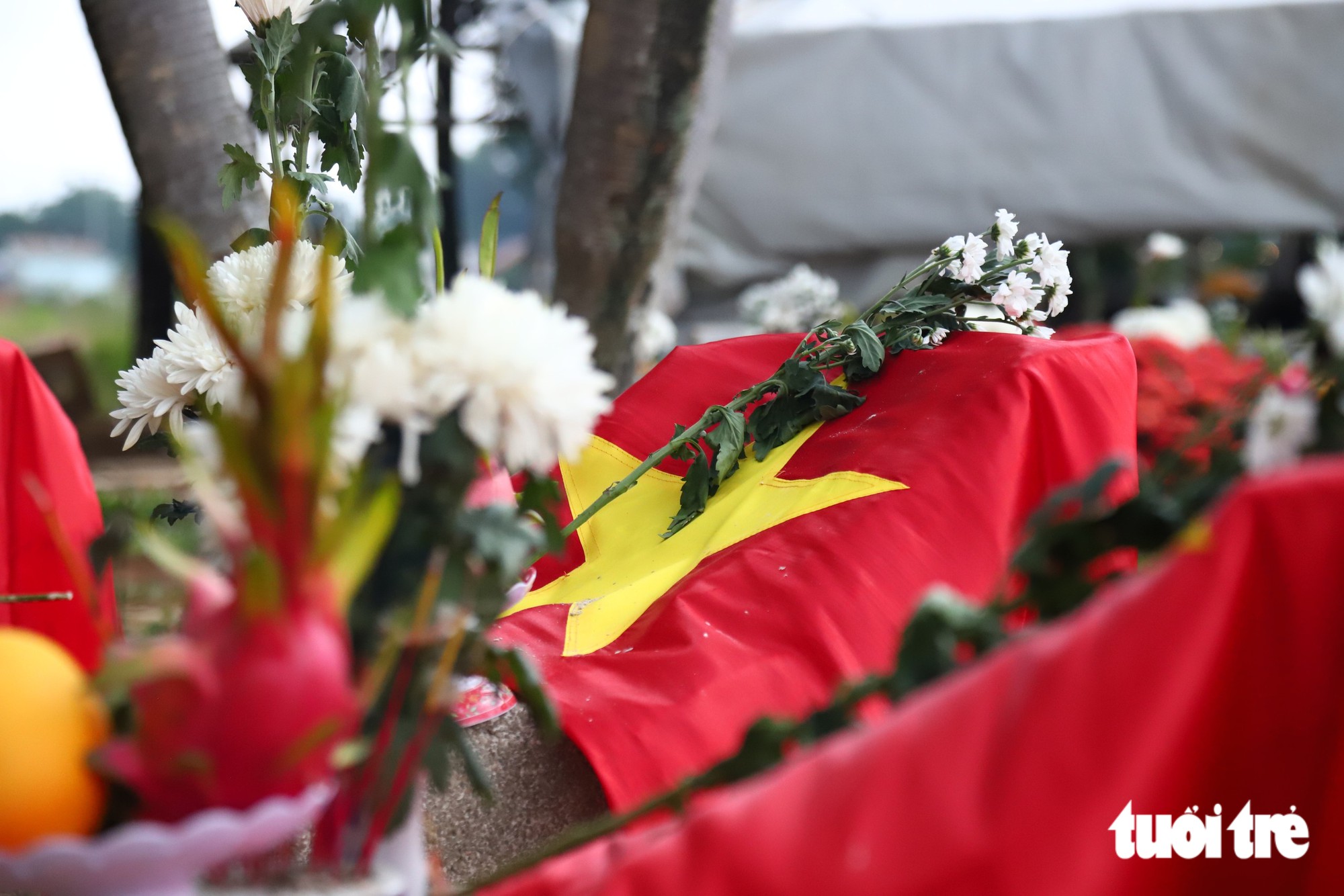 Đêm thứ hai, lòng tri ân vẫn hướng về các liệt sĩ công viên Lê Thị Riêng tại nghĩa trang Liệt sĩ thành phố - Ảnh 12.