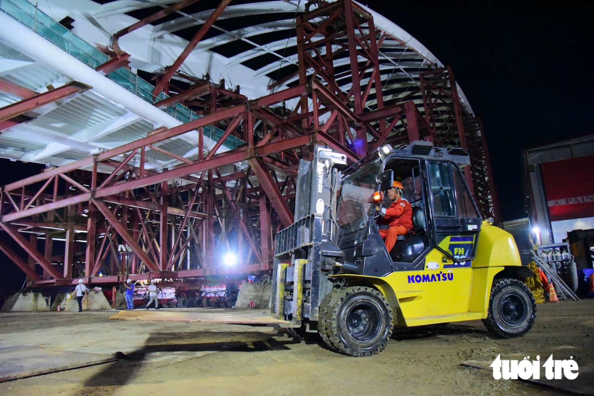 Xuyên đêm hạ thủy nhịp cầu đi bộ 3.400 tấn qua sông Sài Gòn - Ảnh 5.