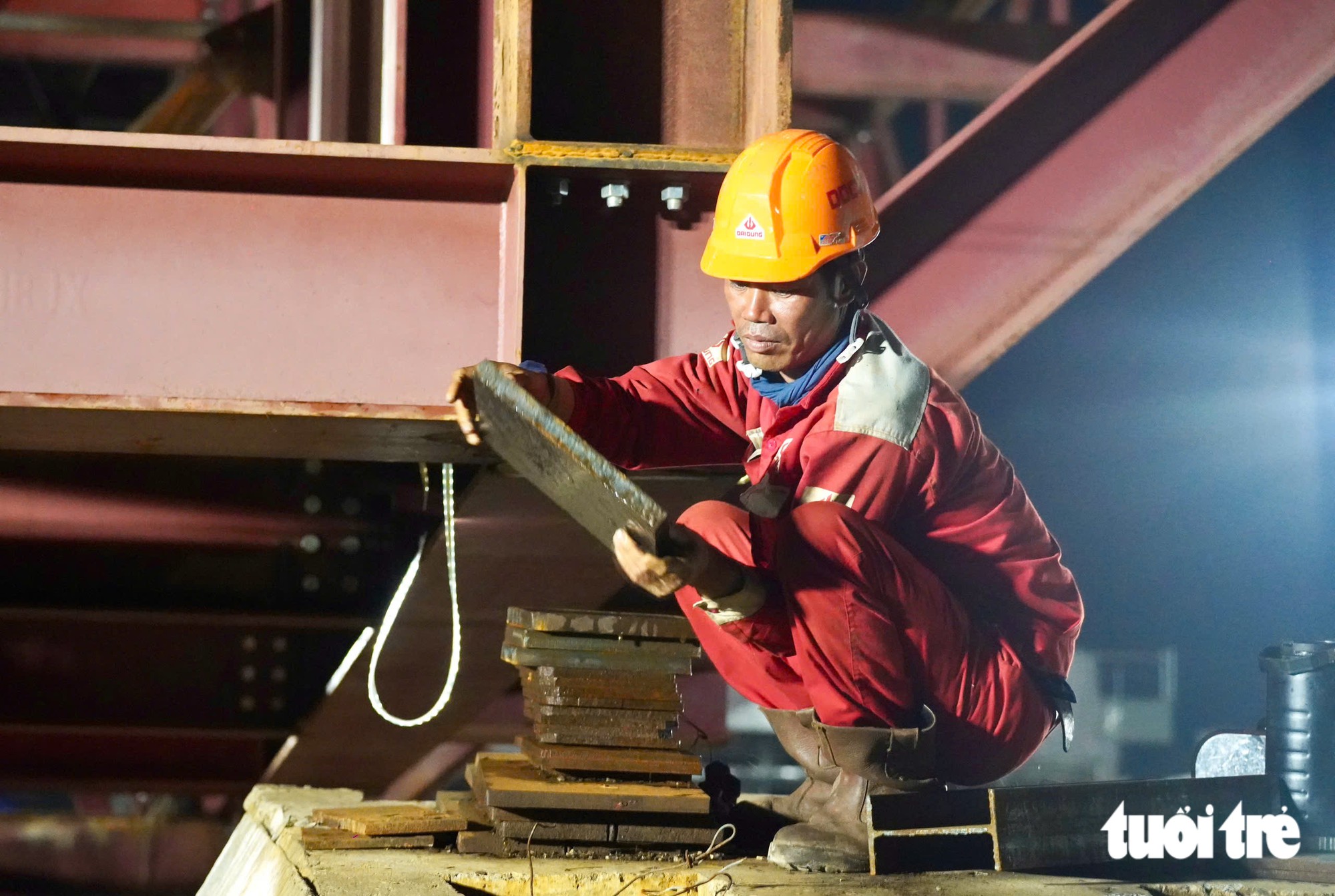 Hạ vòm thép cầu đi bộ 3.400 tấn xuống siêu sà lan trên vịnh Gành Rái, chuẩn bị về trung tâm TP.HCM - Ảnh 2.