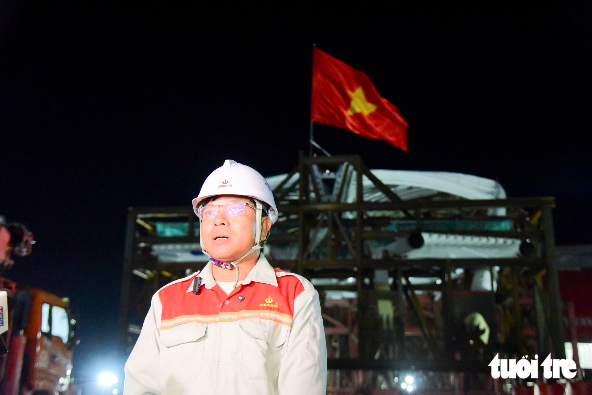 Hạ vòm thép cầu đi bộ 3.400 tấn xuống siêu sà lan trên vịnh Gành Rái, chuẩn bị về trung tâm TP.HCM - Ảnh 3.