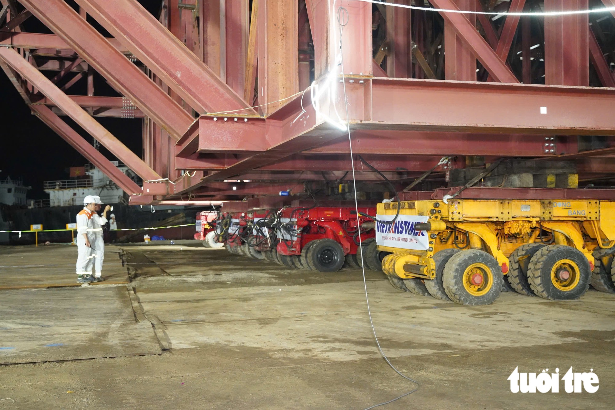 Hạ vòm thép cầu đi bộ 3.400 tấn xuống siêu sà lan trên vịnh Gành Rái, chuẩn bị về trung tâm TP.HCM - Ảnh 4.