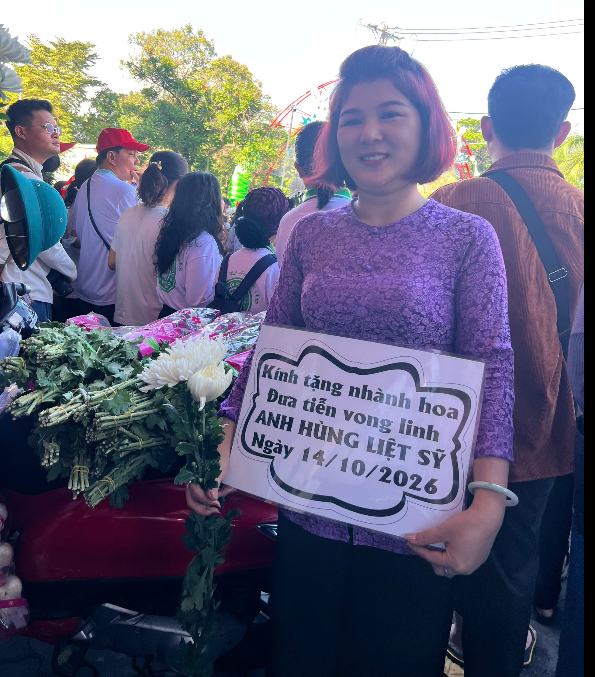 Những đóa hoa gửi tặng linh hồn liệt sĩ - Ảnh 2.